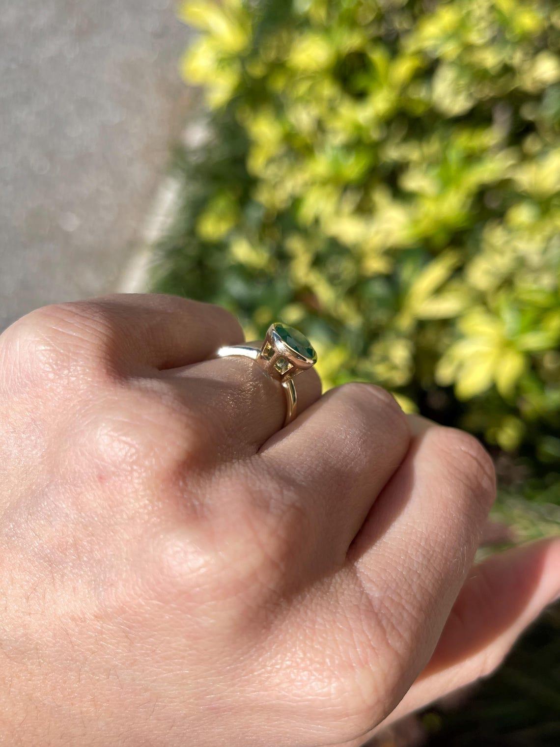 3,21 Karat Dunkelgrüner ovaler Smaragd schafft einen auffälligen Solitär-Statement-Ring im Angebot 2