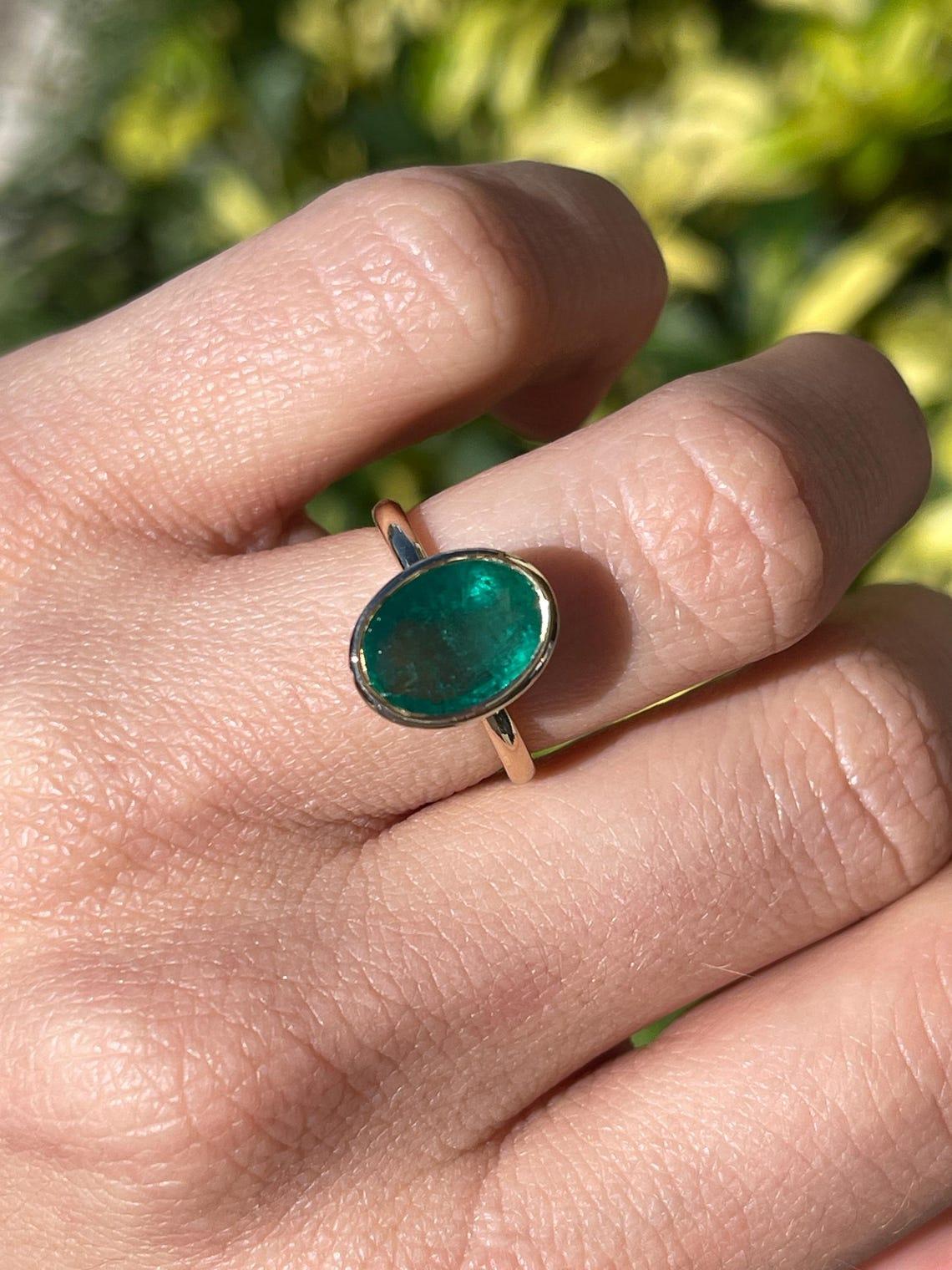 3,21 Karat Dunkelgrüner ovaler Smaragd schafft einen auffälligen Solitär-Statement-Ring im Angebot 3