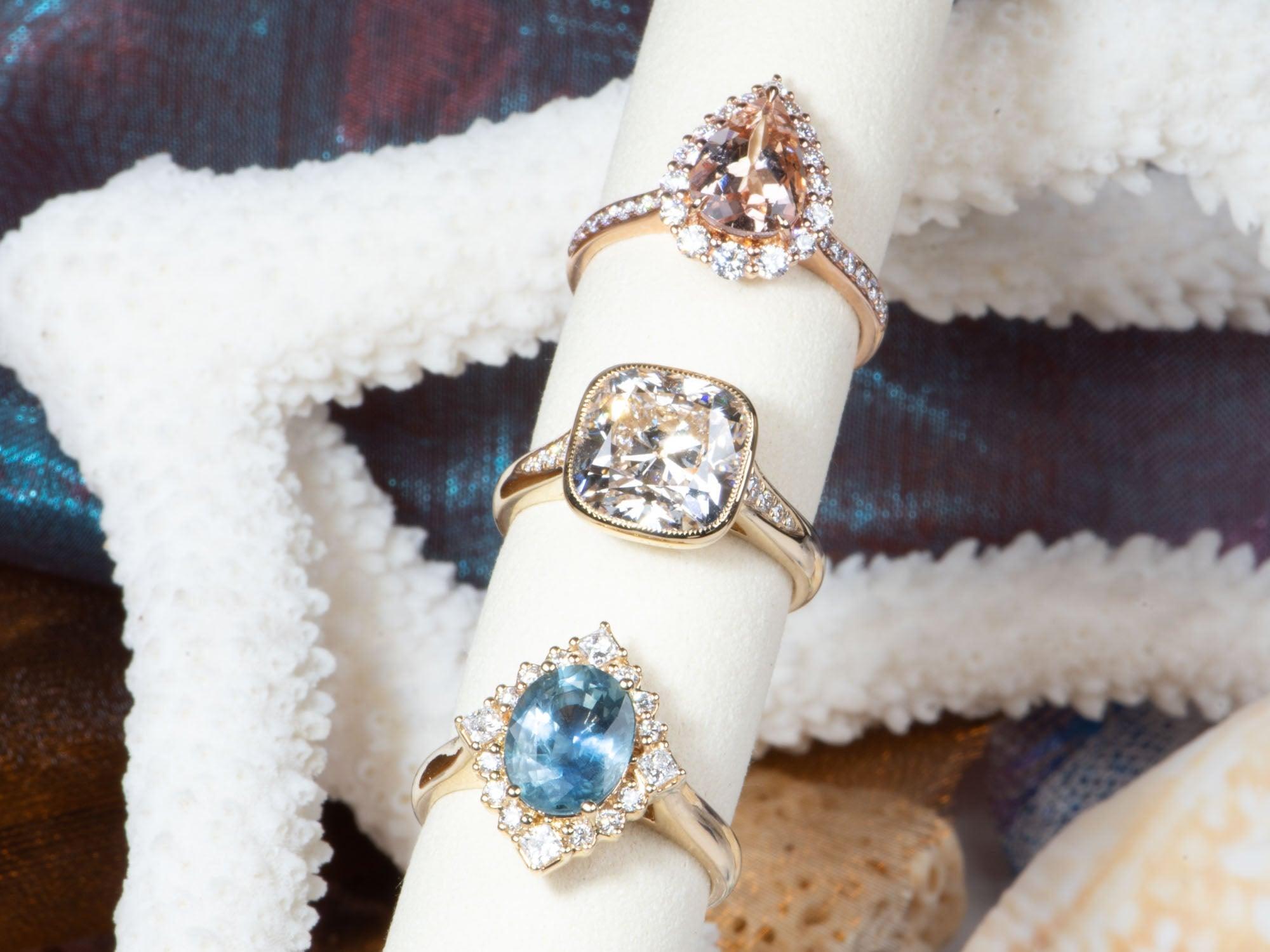 3.21ct Heirloom Sapphire with Diamond Halo 14K Gold Engagement Ring R6779 en vente 5