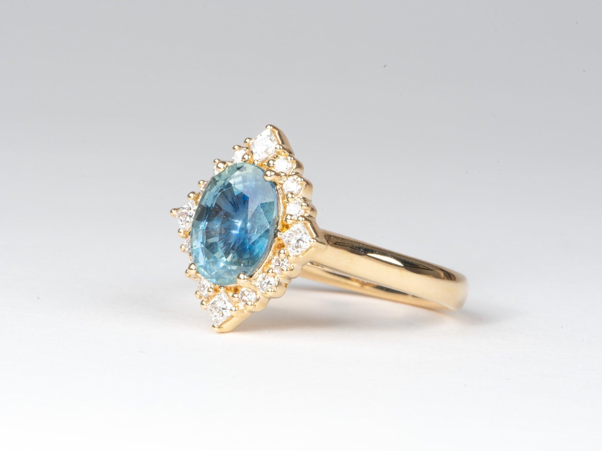 ♥ Cette magnifique bague est sertie d'un saphir bleu ovale au centre, entouré d'un diamant blanc de laboratoire.
♥ La monture est intentionnellement conçue pour reposer plus haut sur le doigt afin de permettre l'empilement des bagues. Vous devriez