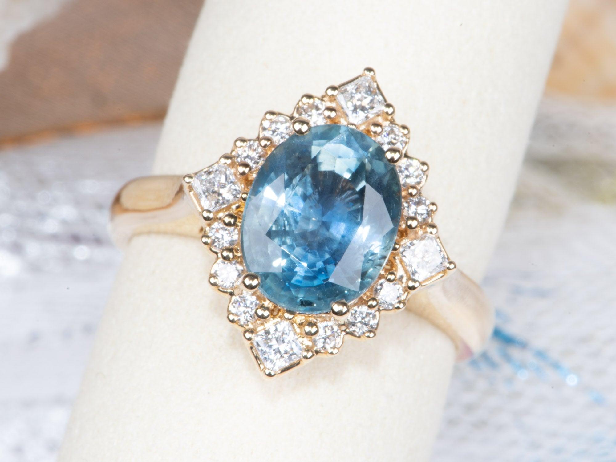 3.21ct Heirloom Sapphire with Diamond Halo 14K Gold Engagement Ring R6779 en vente 3