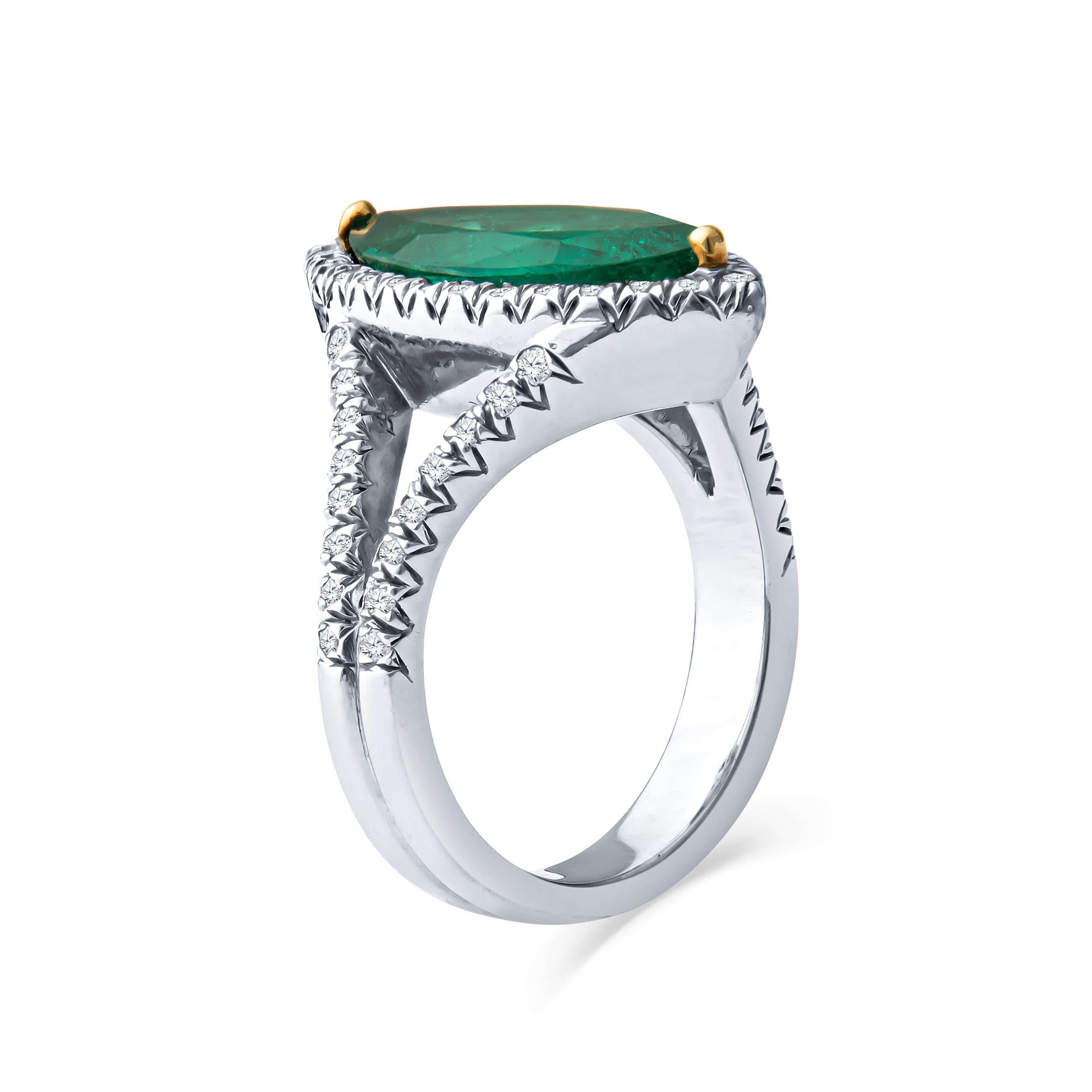 Platinring mit 3,21 Karat Marquise-Smaragd und 1,07 Karat rundem Diamant-Halo, geteilte Schiene (Marquiseschliff) im Angebot
