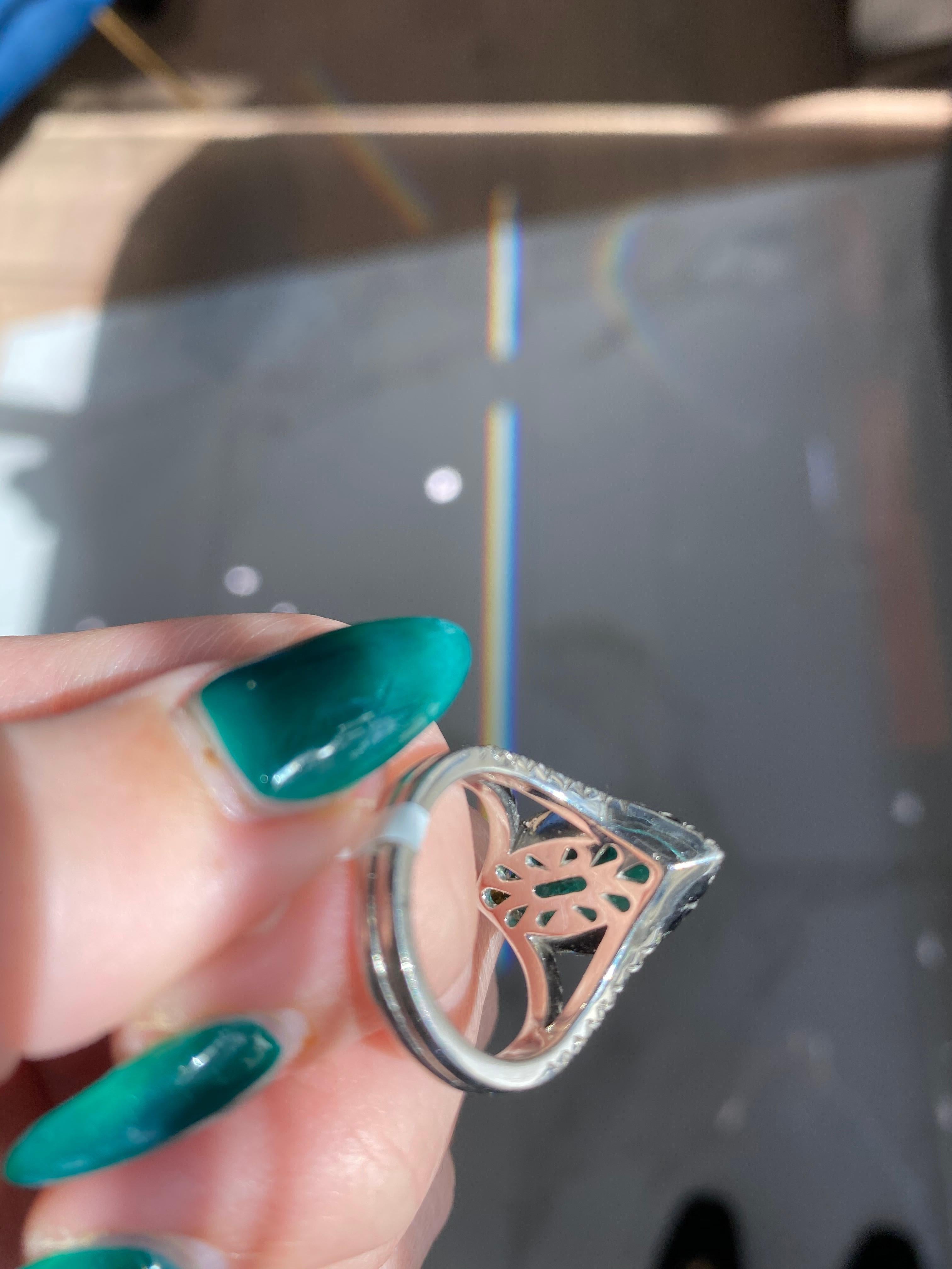 Platinring mit 3,21 Karat Marquise-Smaragd und 1,07 Karat rundem Diamant-Halo, geteilte Schiene im Angebot 4