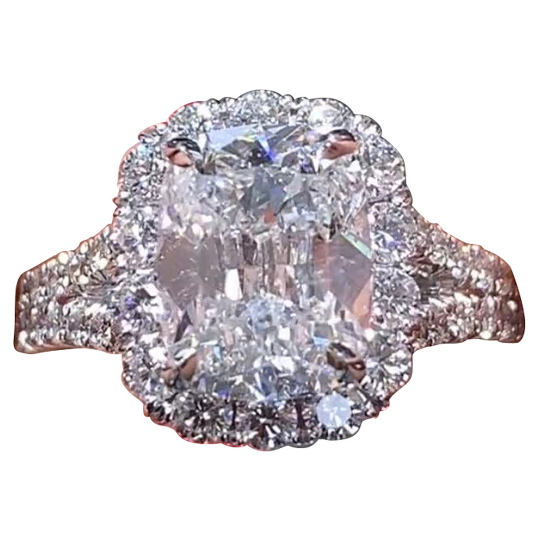 3,21 ct peso total Anillo de compromiso Henri Daussi con halo de corte cojín y vástago dividido
