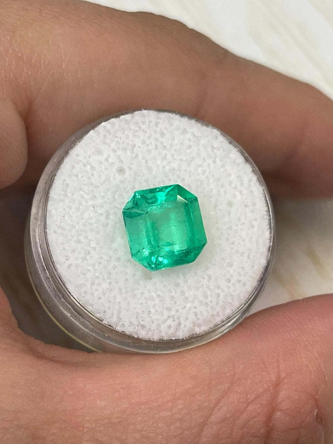 Modern 3.21ct Yellowish Green Colombian Emerald 9x9mm Asscher Cut Genuine May For Sale