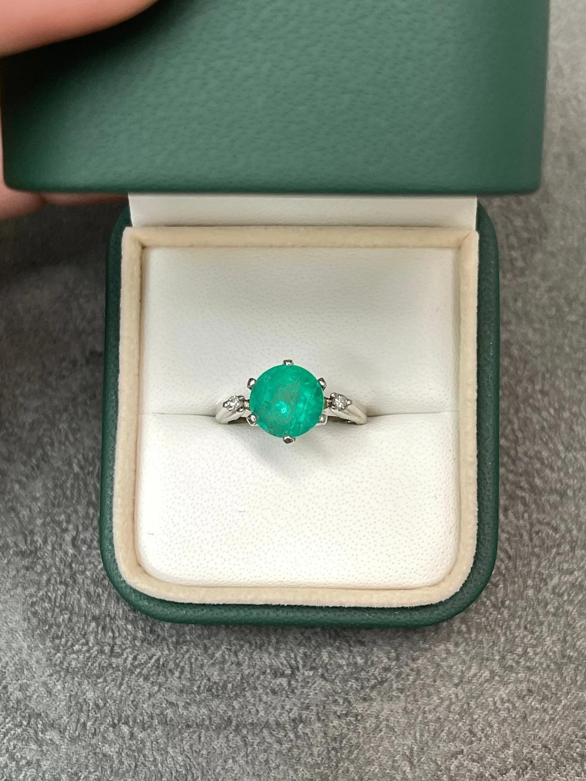 kolumbianischer 3,21tcw kolumbianischer Smaragd-Ring mit Diamant-Akzent und drei Steinen 14K (Moderne) im Angebot