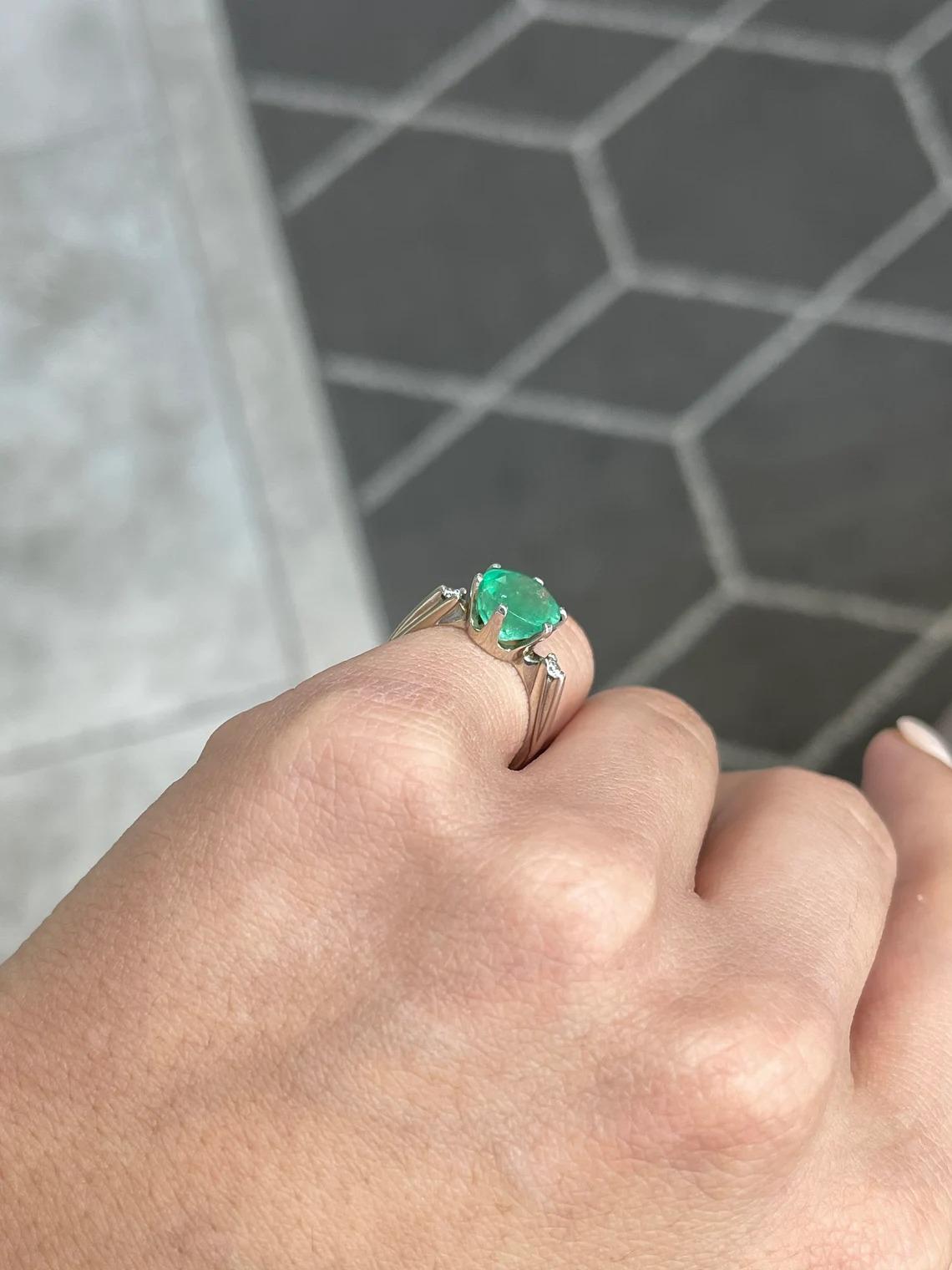 Bague cadeau à trois pierres en or 14 carats avec diamants et émeraude de Colombie de 3,21 carats en vente 1