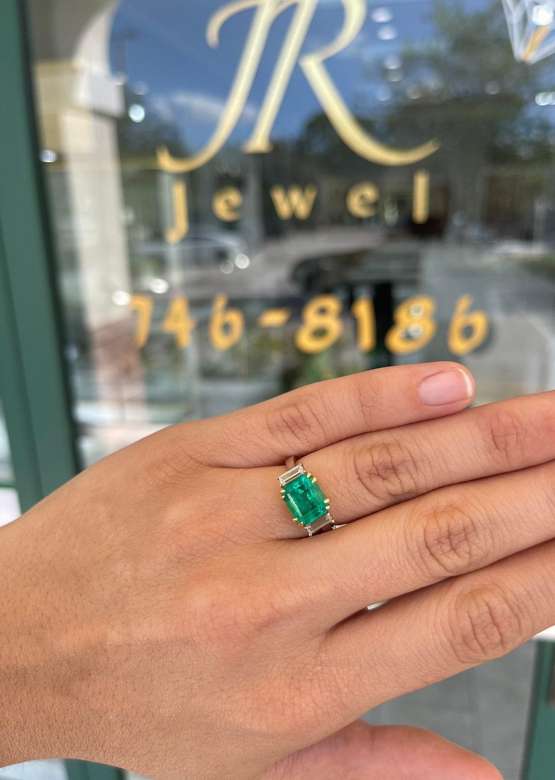 Taglio smeraldo Anello a tre pietre con taglio smeraldo e diamante Baguette da 3,21tcw 18K in vendita