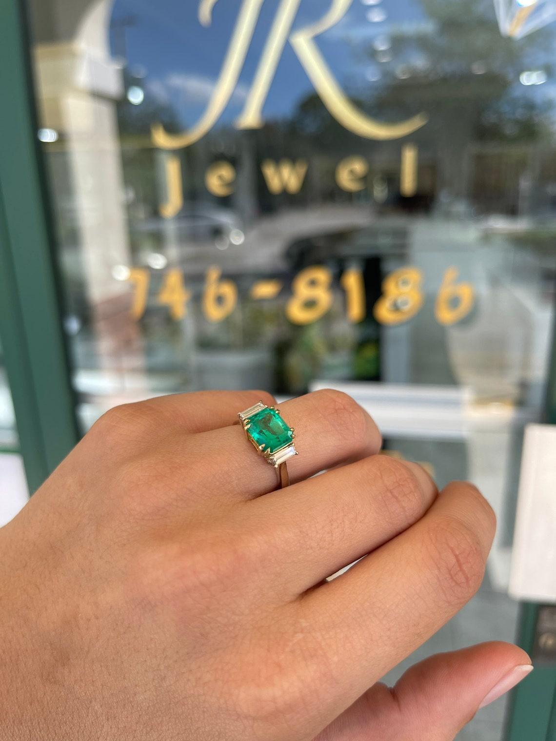 3,21tcw 18K Baguette-Ring mit drei Steinen im Smaragd-Emerald-Schliff und Diamanten (Smaragdschliff) im Angebot