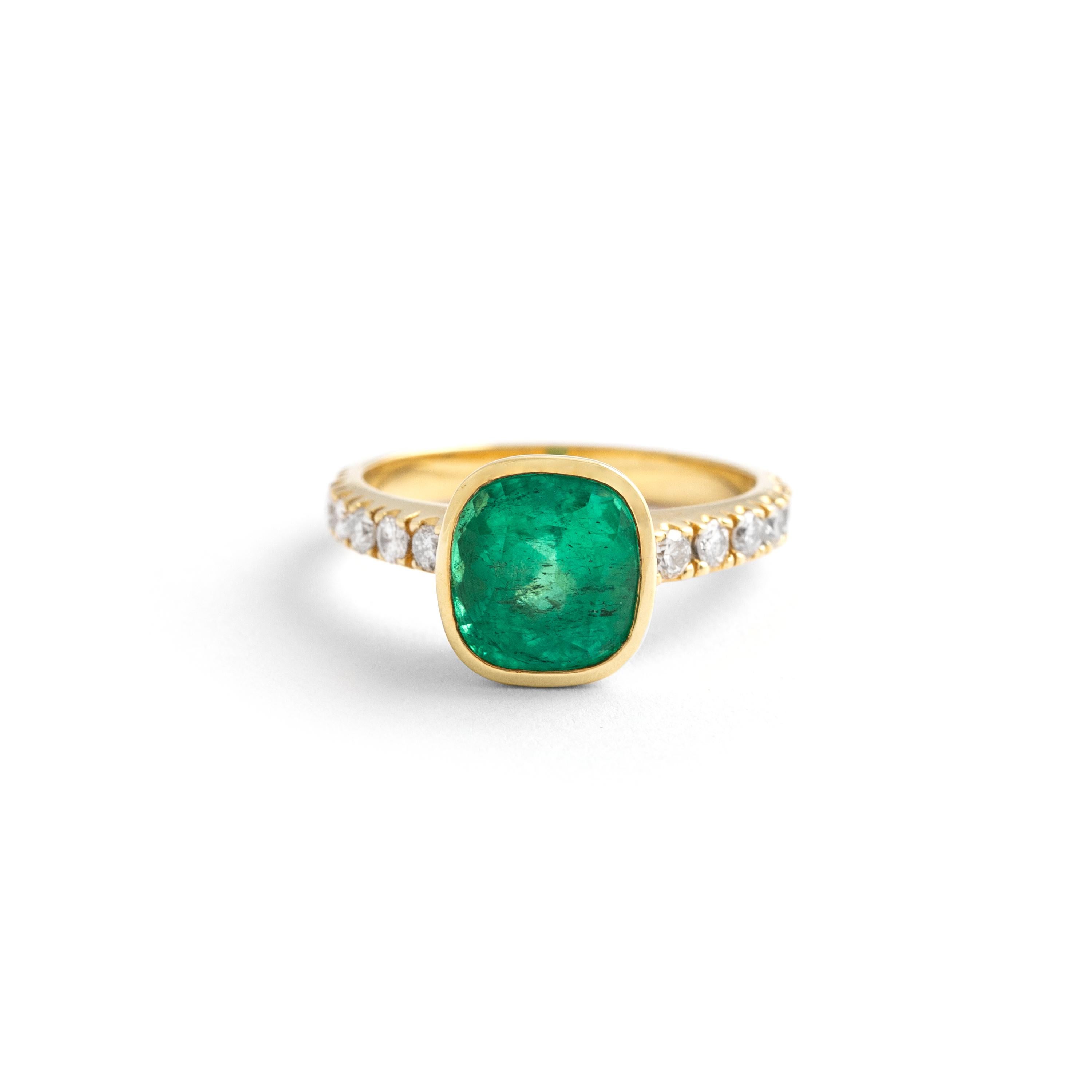 3.22 carat Colombian Muzo Emerald enhancement minor, with certificate. Ring yellow gold 18k with diamond.
Weight: 4.53 grams.
Size: 52.