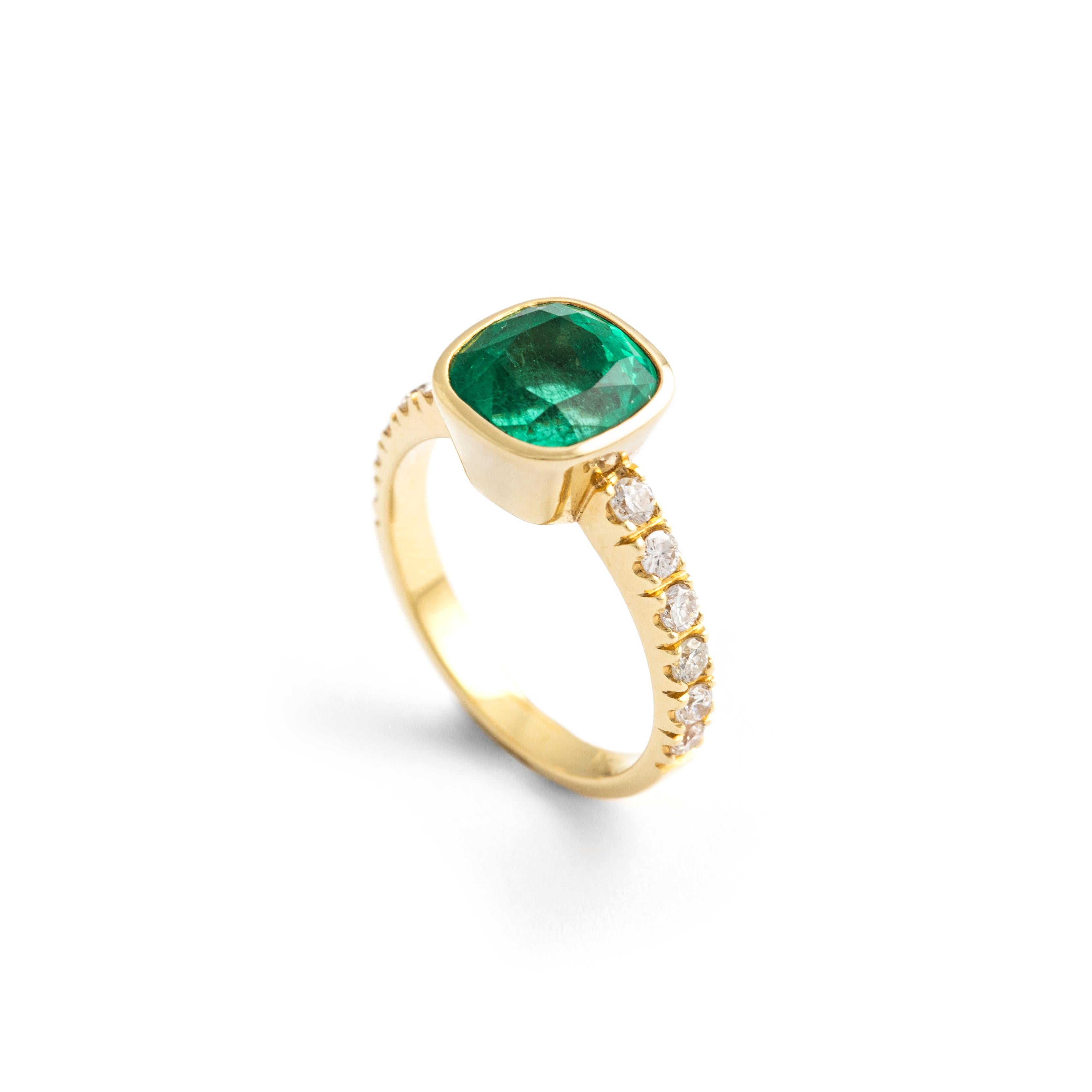 Women's or Men's 3.22 Carat Colombian Emerald Yellow Gold 18k Ring For Sale