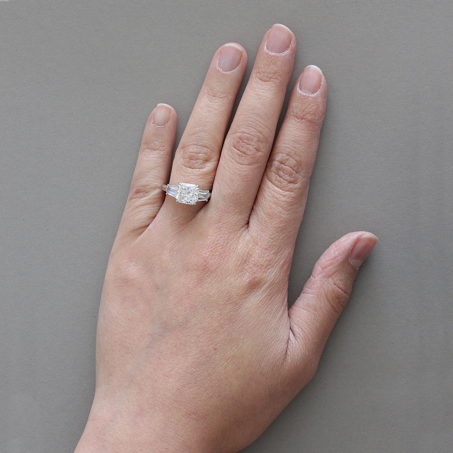 Verlobungsring aus Platin mit 3,22 Karat Diamanten im Strahlenschliff für Damen oder Herren im Angebot