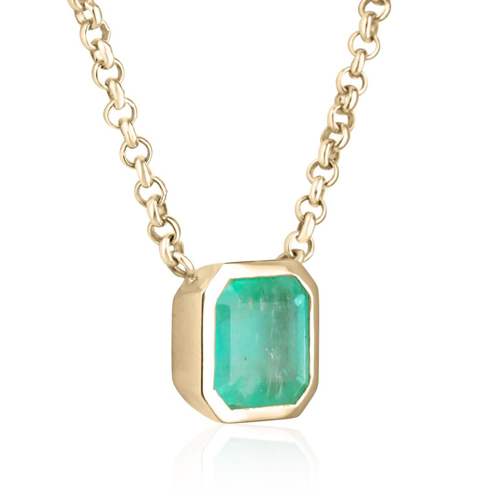 Erleben Sie die zeitlose Eleganz dieses kolumbianischen Smaragds im Asscher-Schliff von 3,22 Karat, der fachmännisch in eine Lünette aus massivem 14-karätigem Gelbgold gefasst ist. Die erdigen Grüntöne des Smaragds kommen in der schlanken,