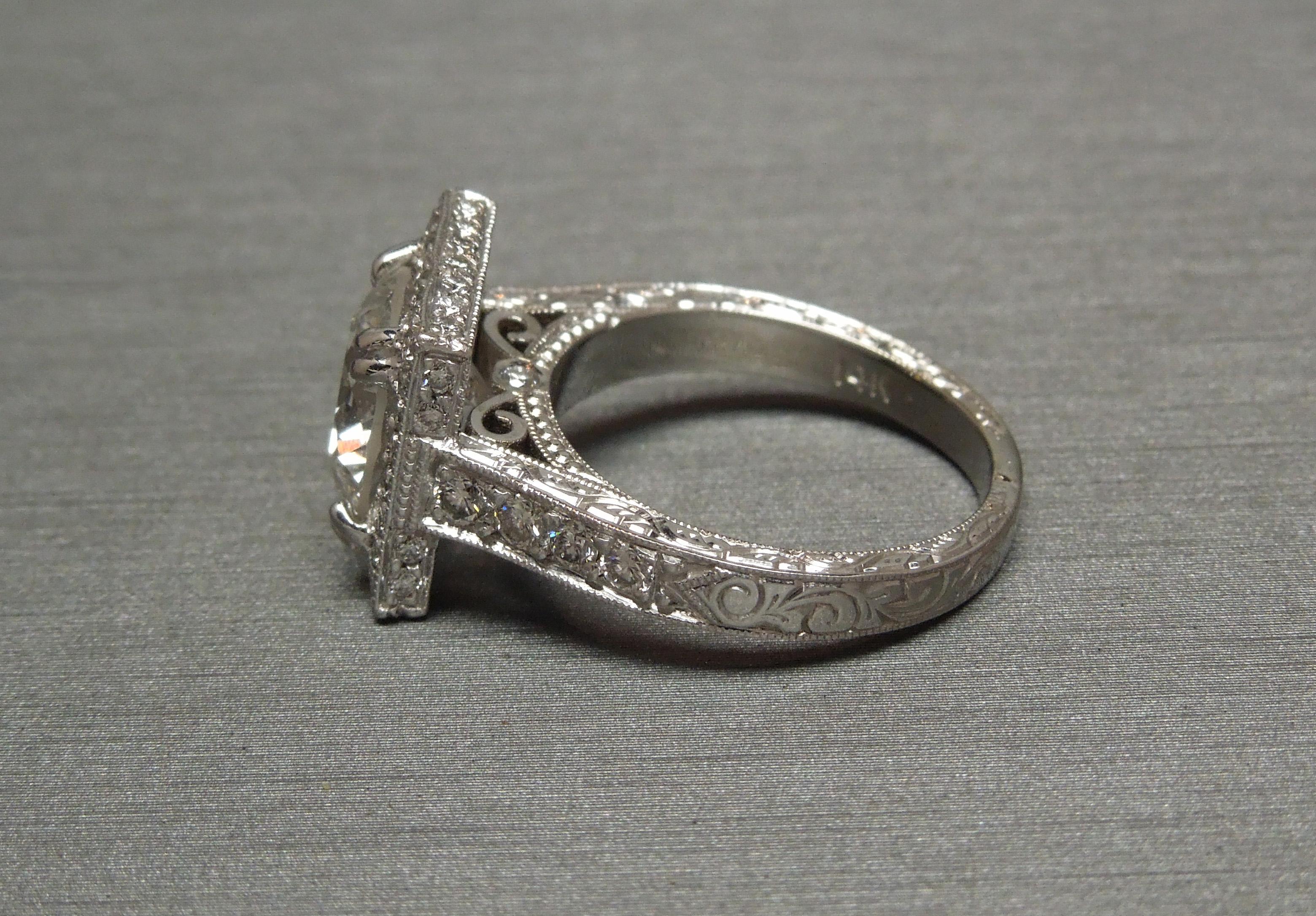 Dieser runde Diamant Solitär Halo Ring verfügt über eine unglaublich weiß GIA zertifiziert zentralen 3,22 Karat (E Farbe; I2 Klarheit) Brillantschliff Diamant. Obwohl er als I2 Clarity eingestuft ist, übertrifft die Brillanz diese Einstufung als