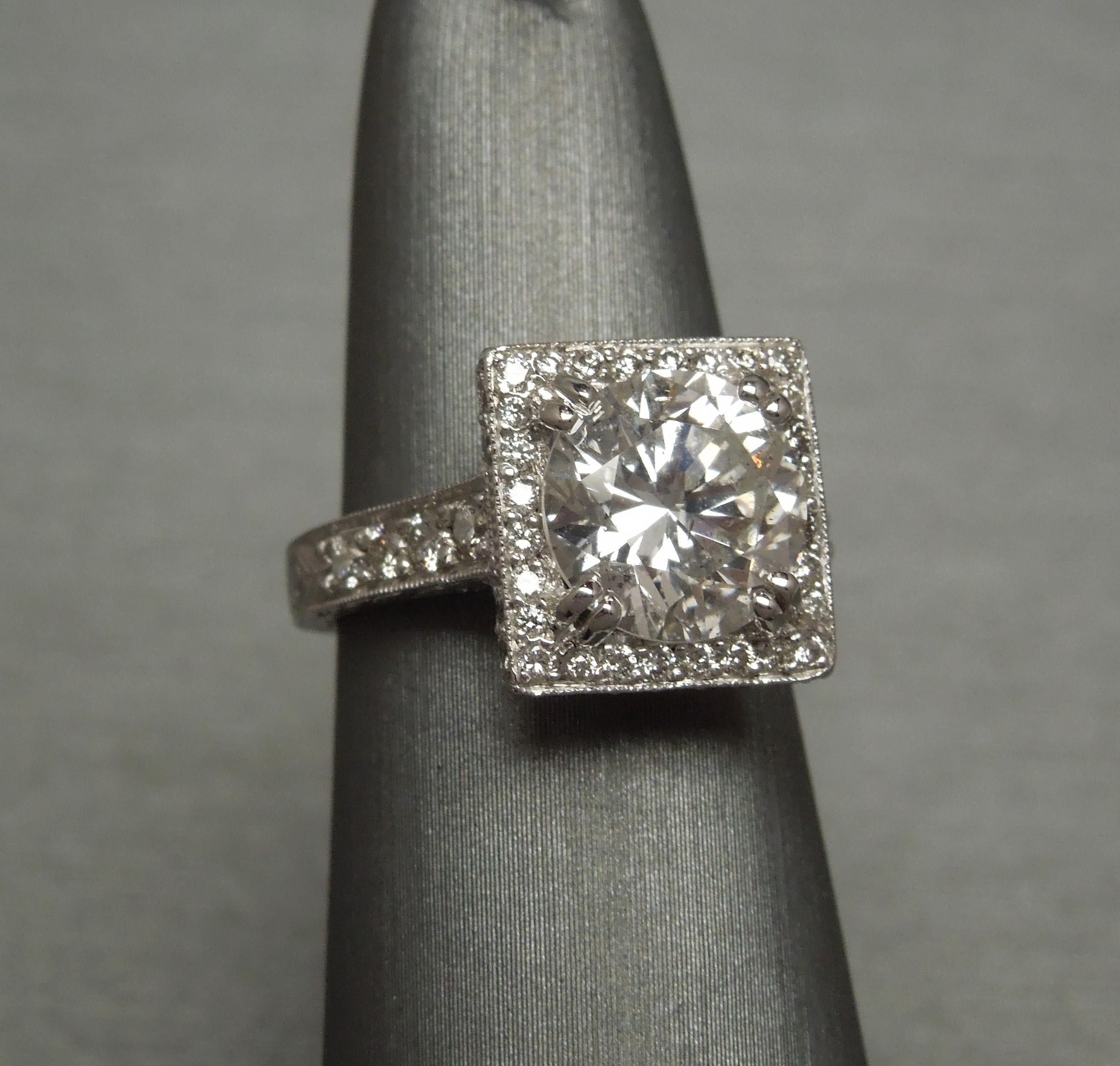 3,22 Karat GIA Diamant Quadratischer Halo-Ring im Angebot 1