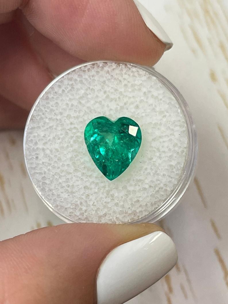 Piedra: Esmeralda
Peso: 3,22 quilates
Forma: Corte corazón
Claridad: Transparente
Lustre: Excelente
Color: Verde azulado
Medidas: 10,49 mm x 9,35 mm x 6,39 mm
Origen geográfico: Colombia
Tratamiento: Natural, Engrasado

Observaciones: Debido a sus