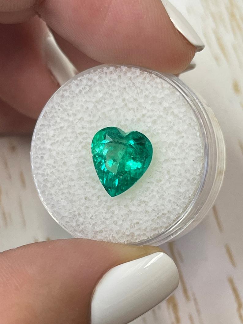 Esmeralda colombiana talla corazón de 3.22 quilates  Piedra natural suelta verde azulada Moderno en venta