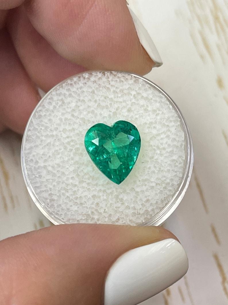 Esmeralda colombiana talla corazón de 3.22 quilates  Piedra natural suelta verde azulada Corte esmeralda en venta