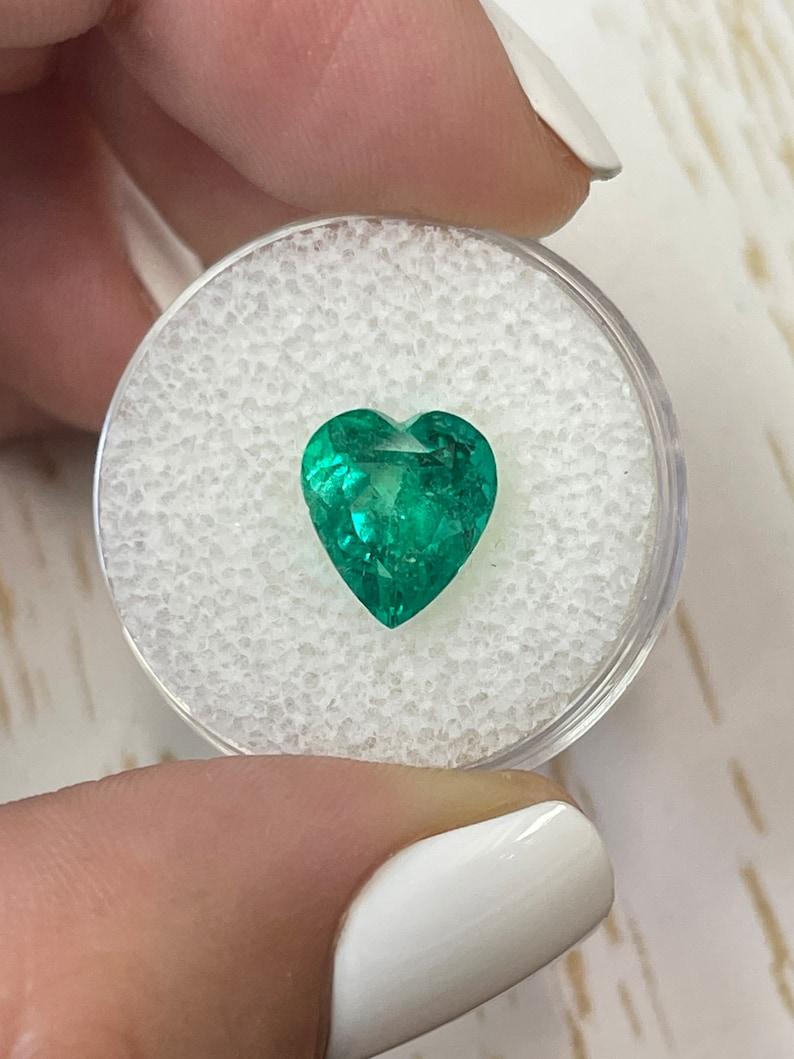 Esmeralda colombiana talla corazón de 3.22 quilates  Piedra natural suelta verde azulada en Nuevo estado para la venta en Jupiter, FL