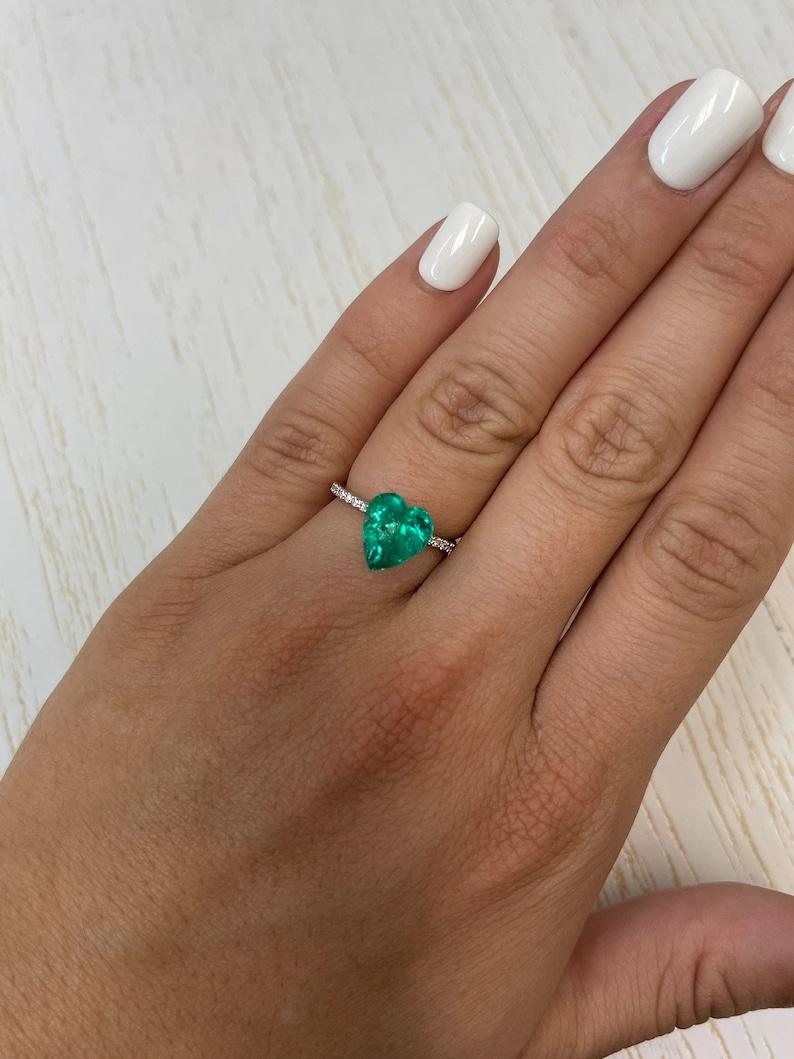 Esmeralda colombiana talla corazón de 3.22 quilates  Piedra natural suelta verde azulada en venta 1