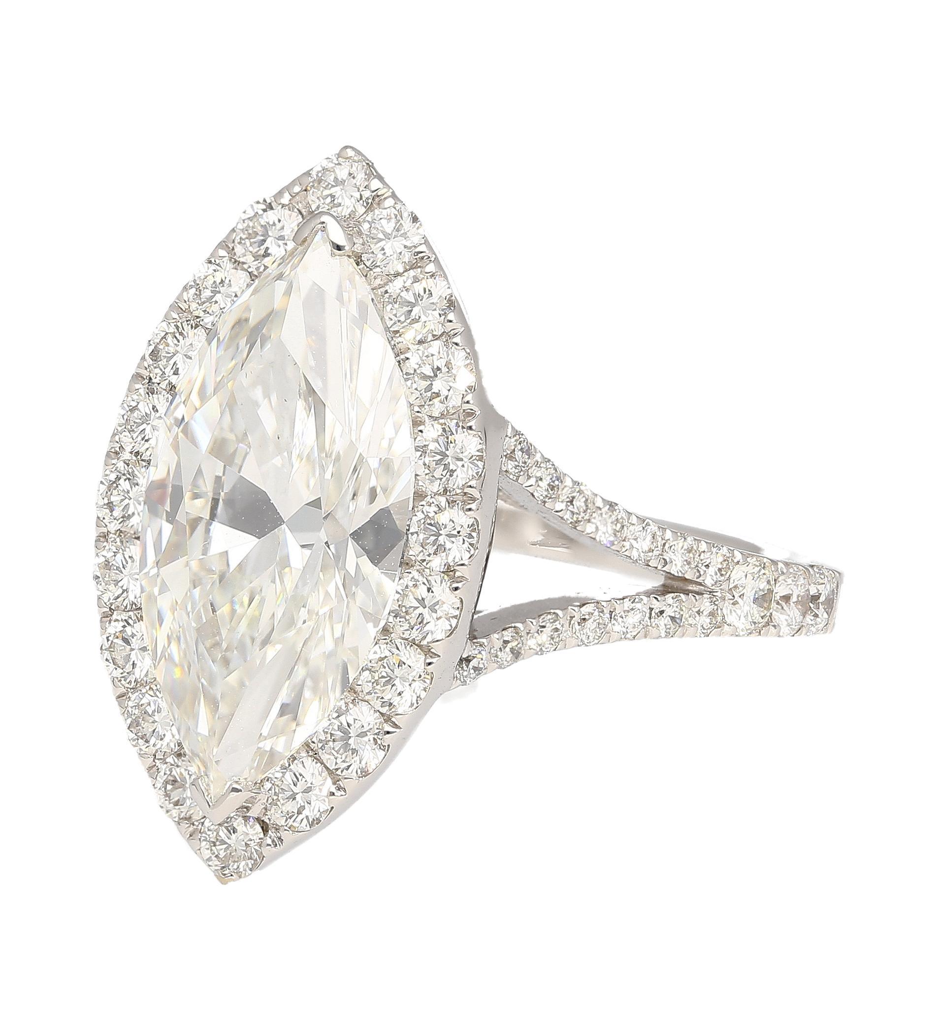 Bague 18 carats avec halo de diamants certifiés GIA, de 3,22 carats, taille marquise G VS1 Bon état - En vente à Miami, FL