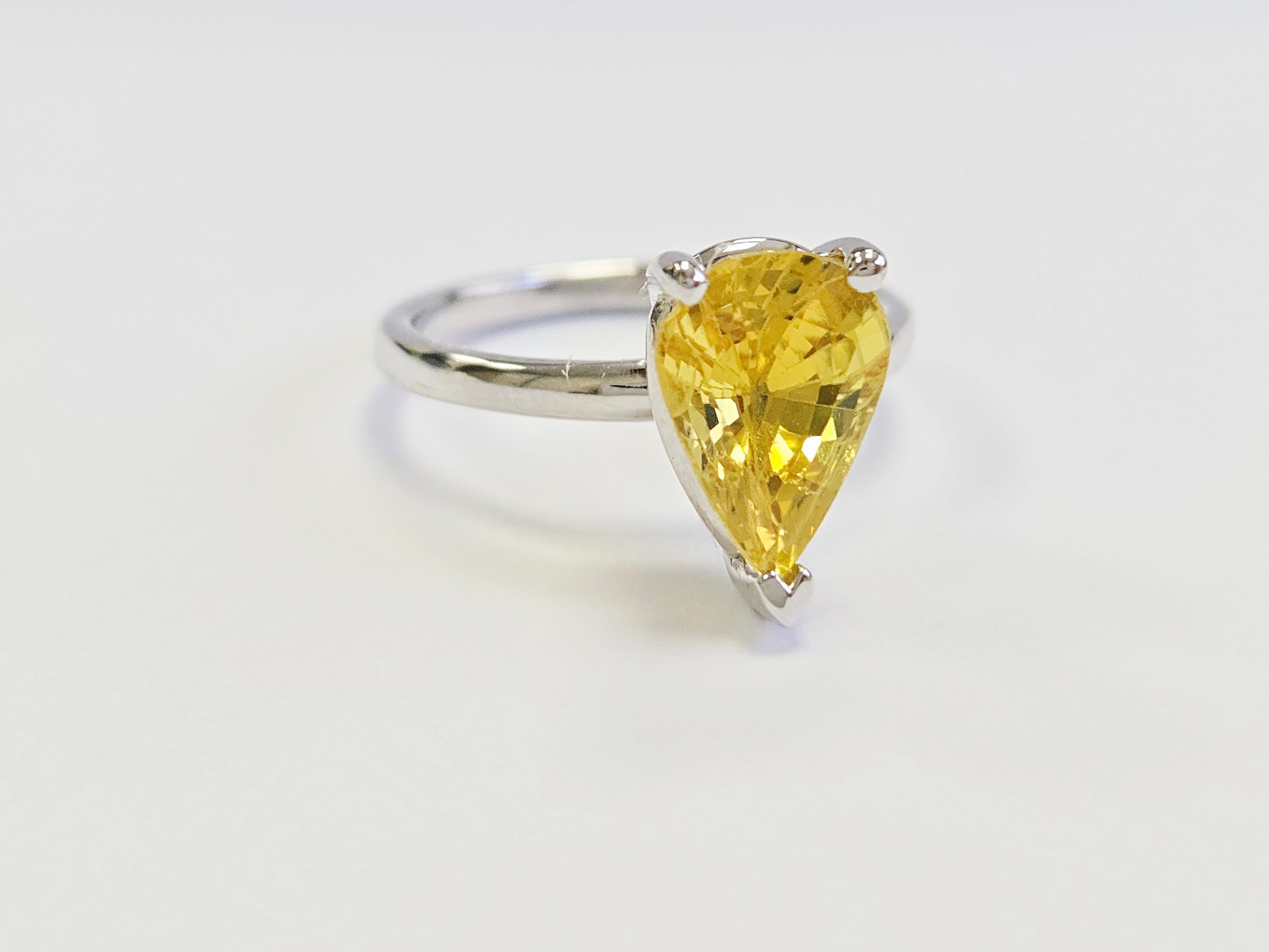 3.22-Carat Natural pear-Shape Intense Yellow Sapphire Ring White Gold 14 Karat For Sale 1