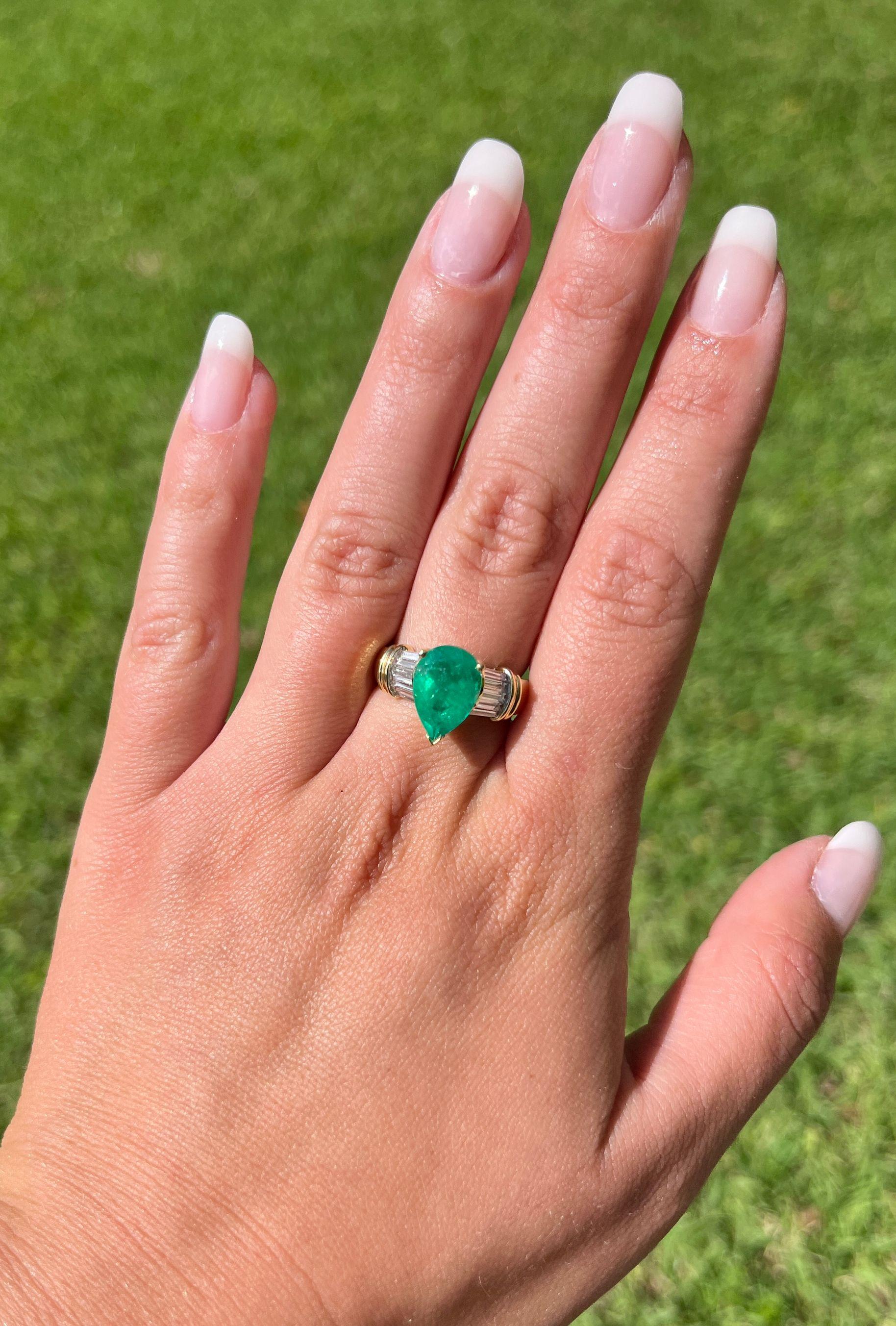 3.22 Carat Pear Cut Colombian Emerald With Baguette Diamond Side Stone 18k Ring In New Condition For Sale In Miami, FL