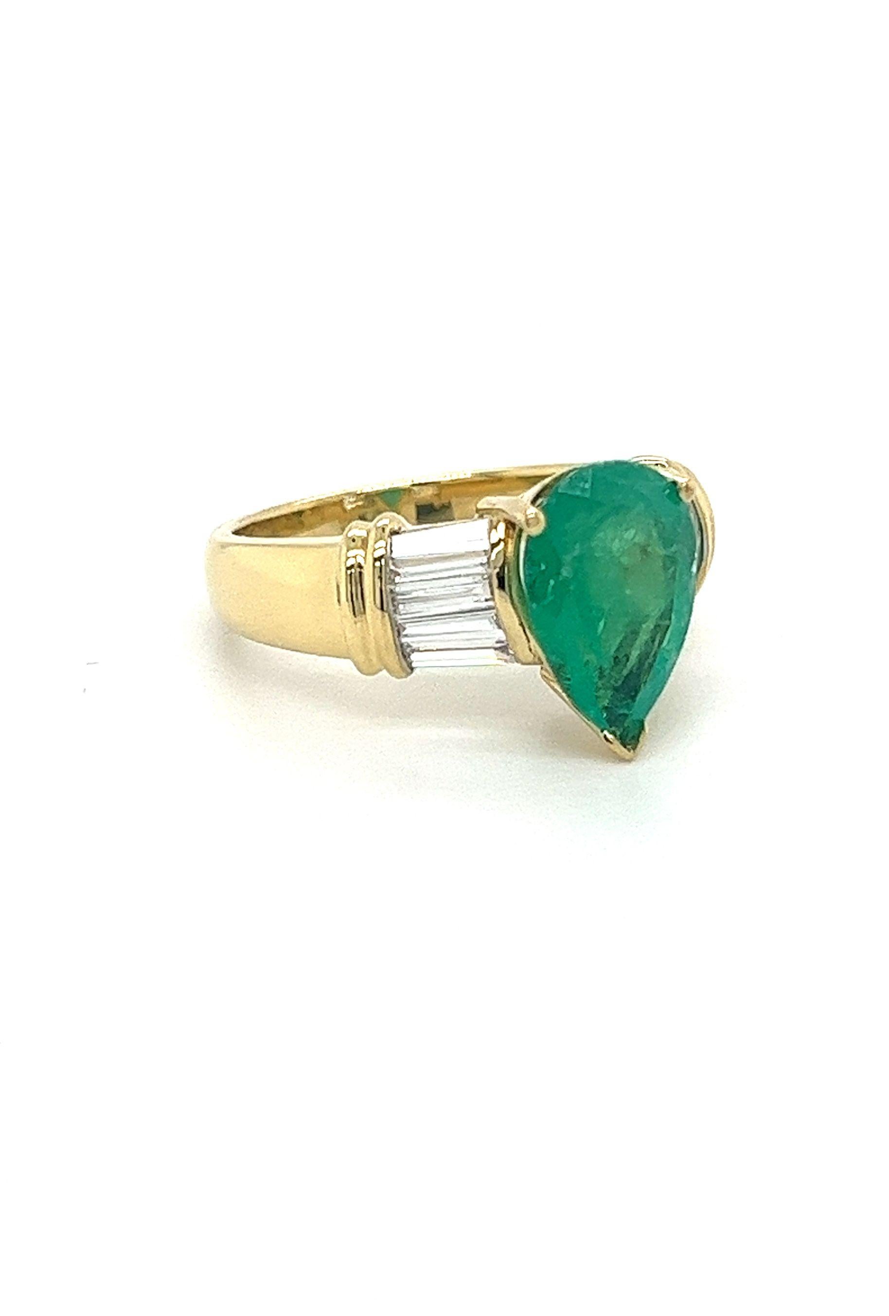 Women's 3.22 Carat Pear Cut Colombian Emerald With Baguette Diamond Side Stone 18k Ring For Sale