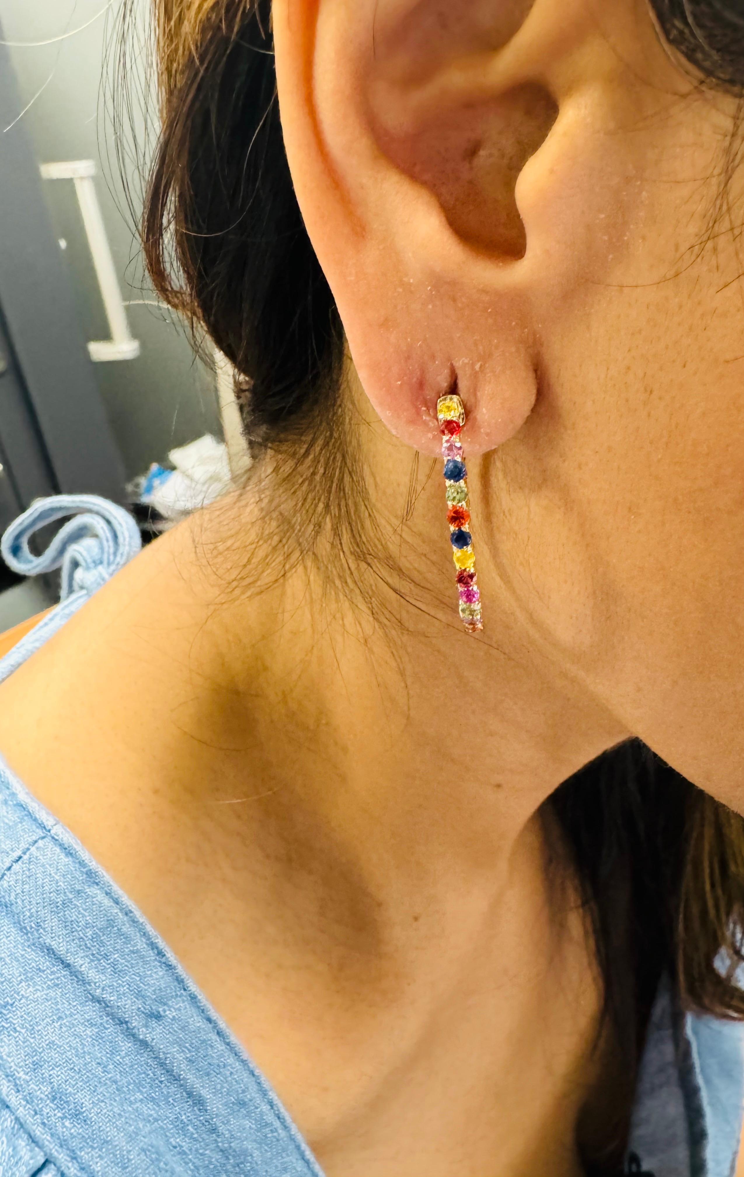 Boucles d'oreilles en or jaune saphir arc-en-ciel 3.22 carats en vente 4