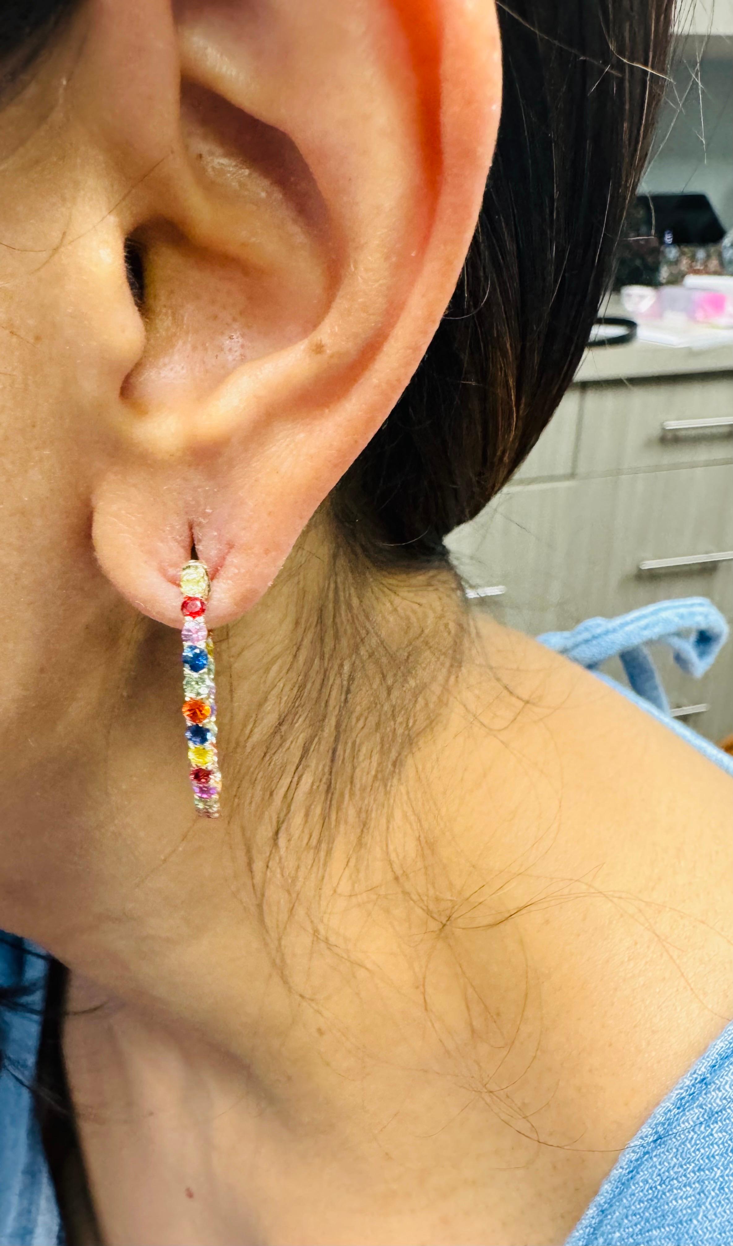 Boucles d'oreilles en or jaune saphir arc-en-ciel 3.22 carats en vente 5