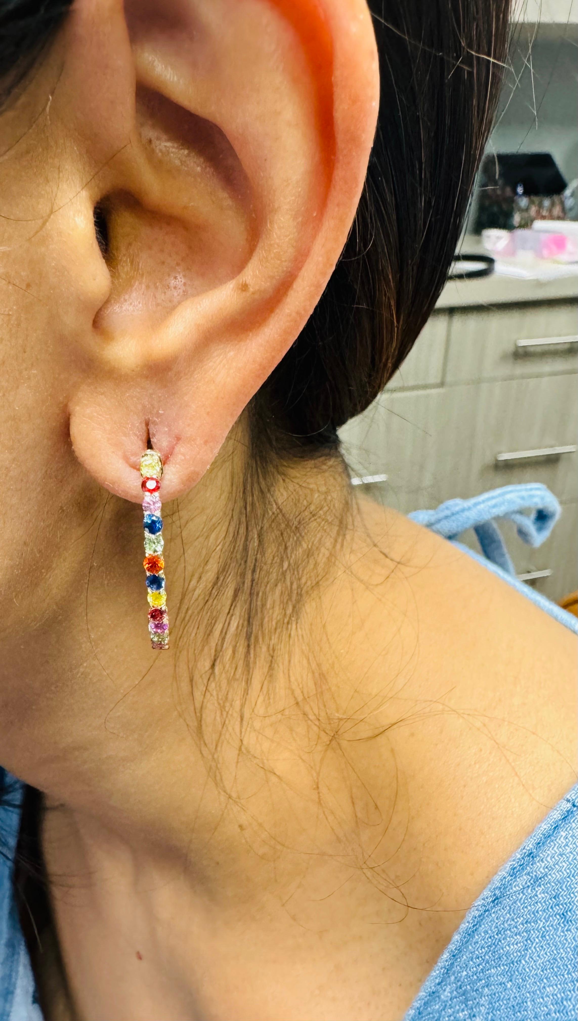 Boucles d'oreilles en or jaune saphir arc-en-ciel 3.22 carats en vente 6