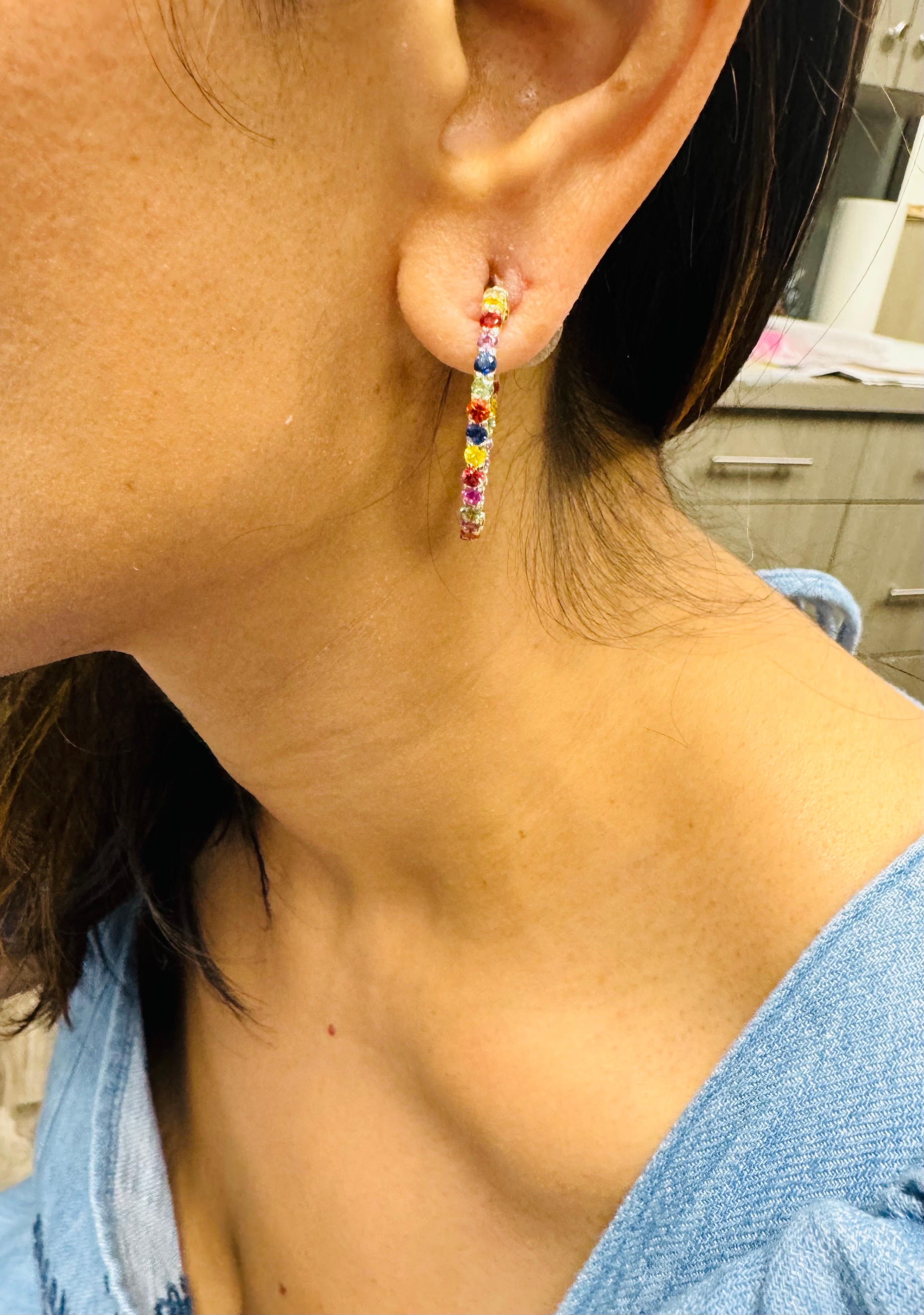 Boucles d'oreilles en or jaune saphir arc-en-ciel 3.22 carats en vente 7