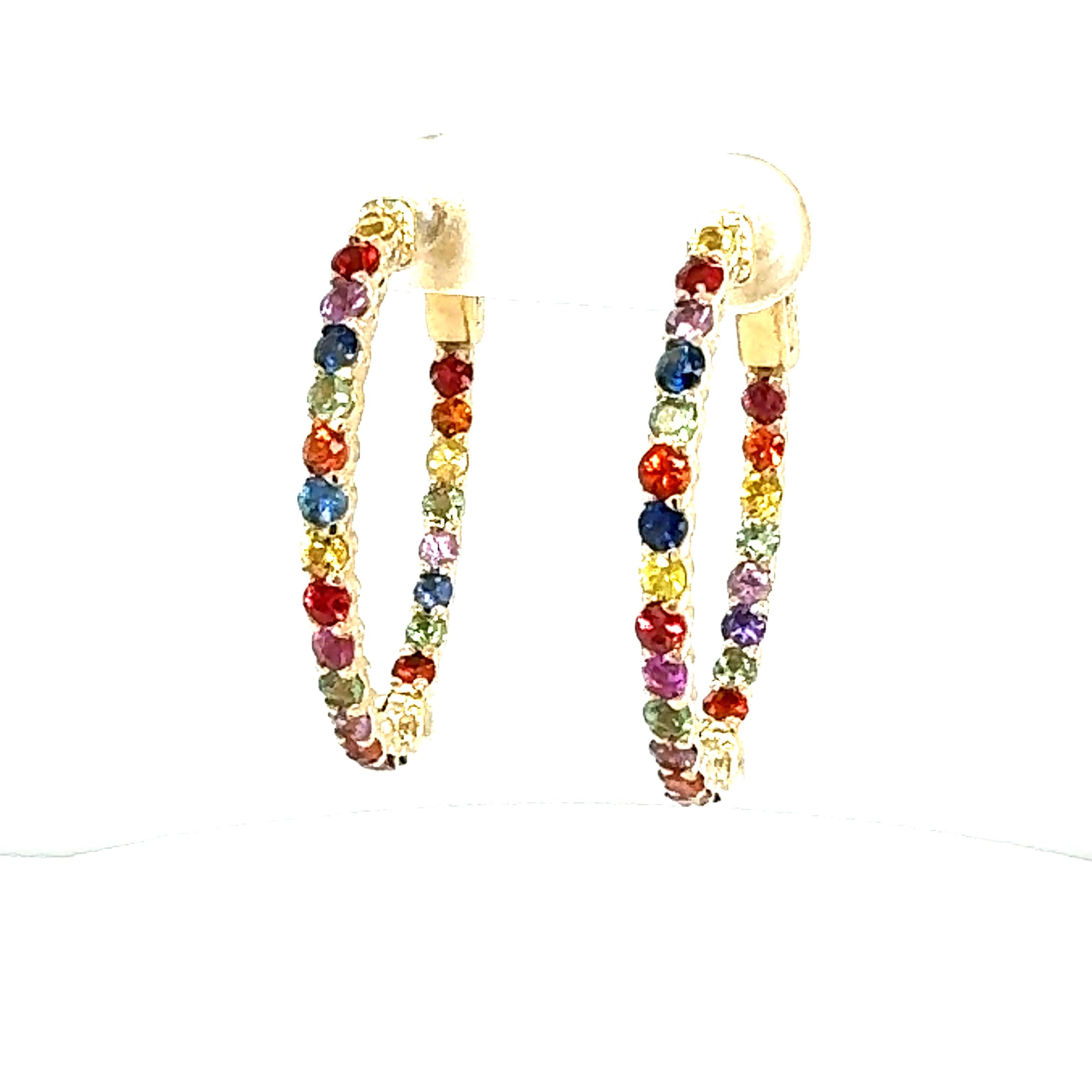 Contemporain Boucles d'oreilles en or jaune saphir arc-en-ciel 3.22 carats en vente