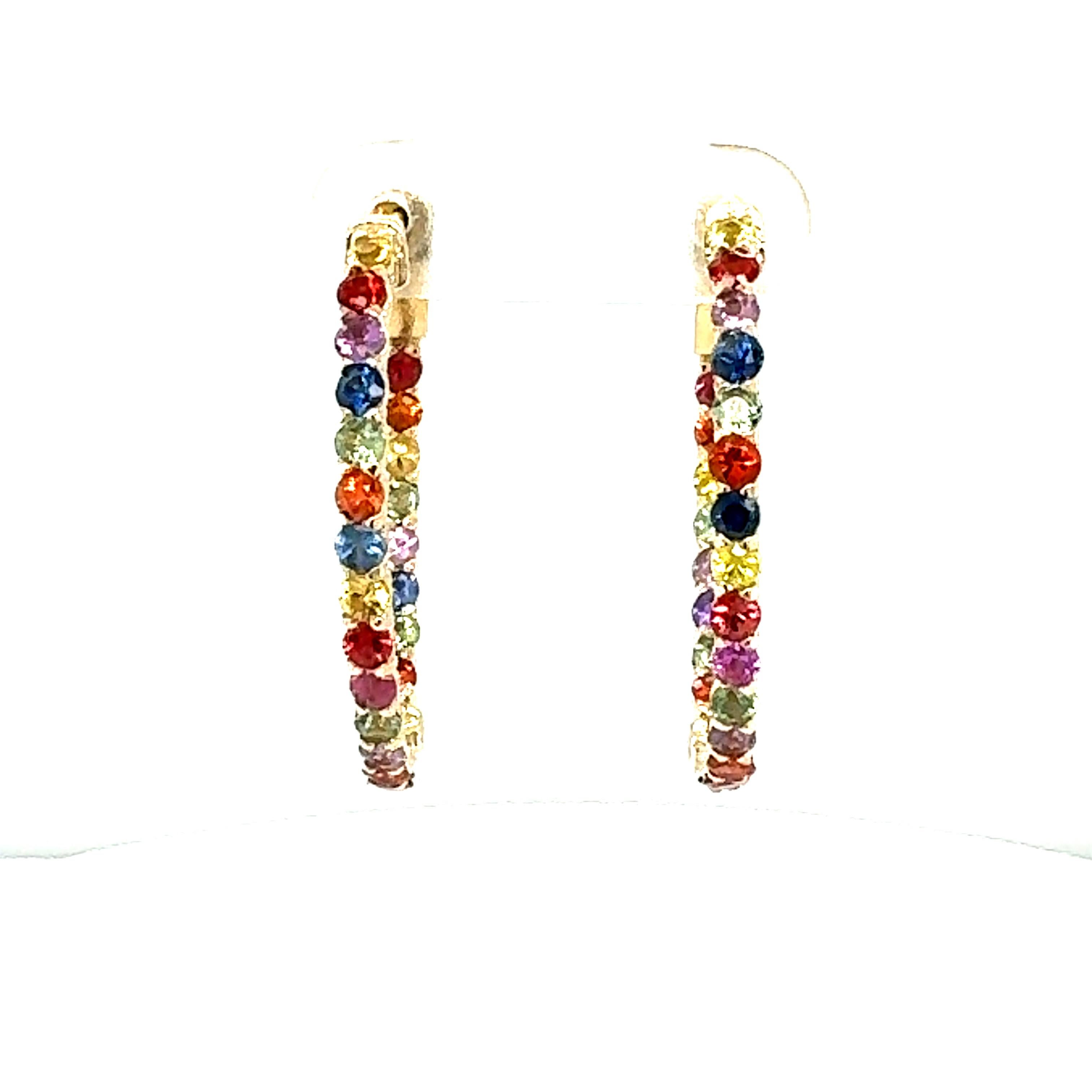 Taille ronde Boucles d'oreilles en or jaune saphir arc-en-ciel 3.22 carats en vente
