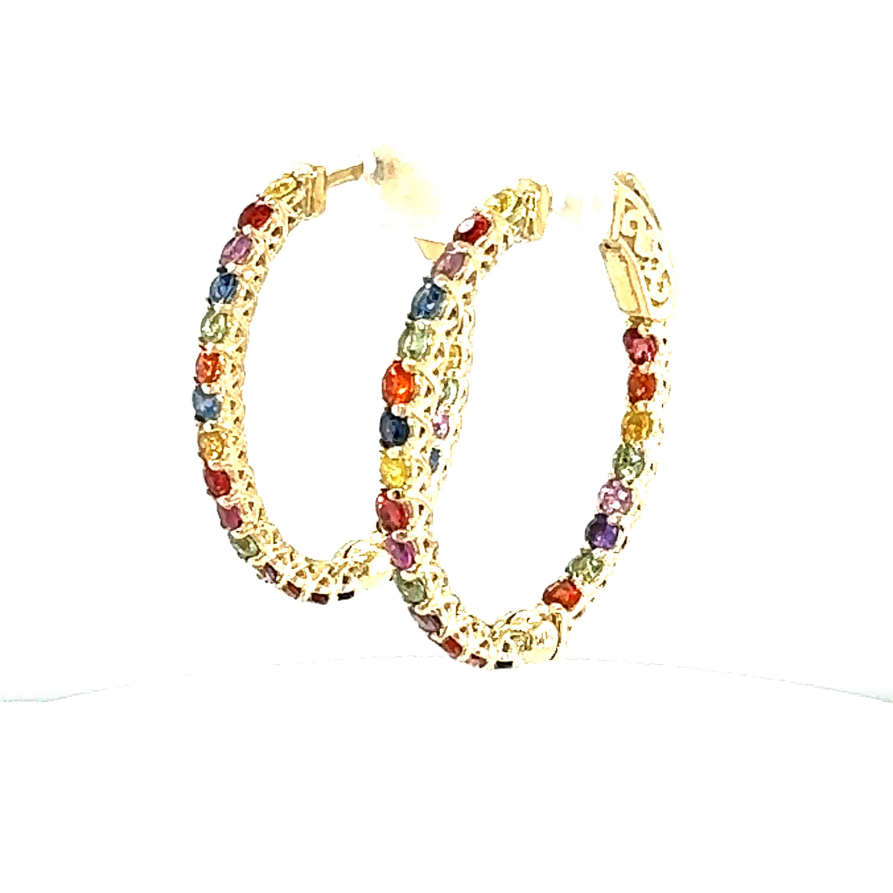 Boucles d'oreilles en or jaune saphir arc-en-ciel 3.22 carats Neuf - En vente à Los Angeles, CA