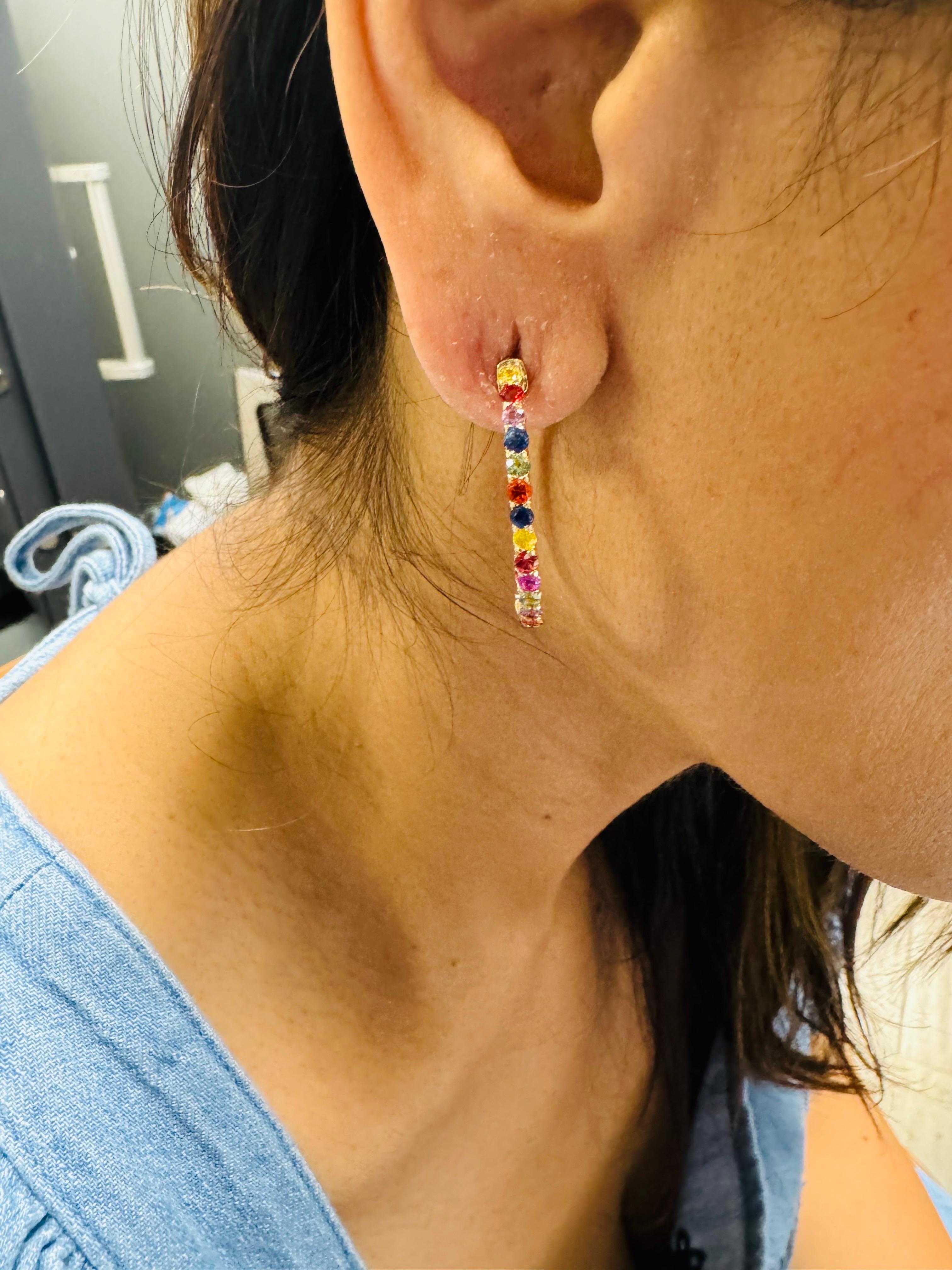 Boucles d'oreilles en or jaune saphir arc-en-ciel 3.22 carats en vente 3