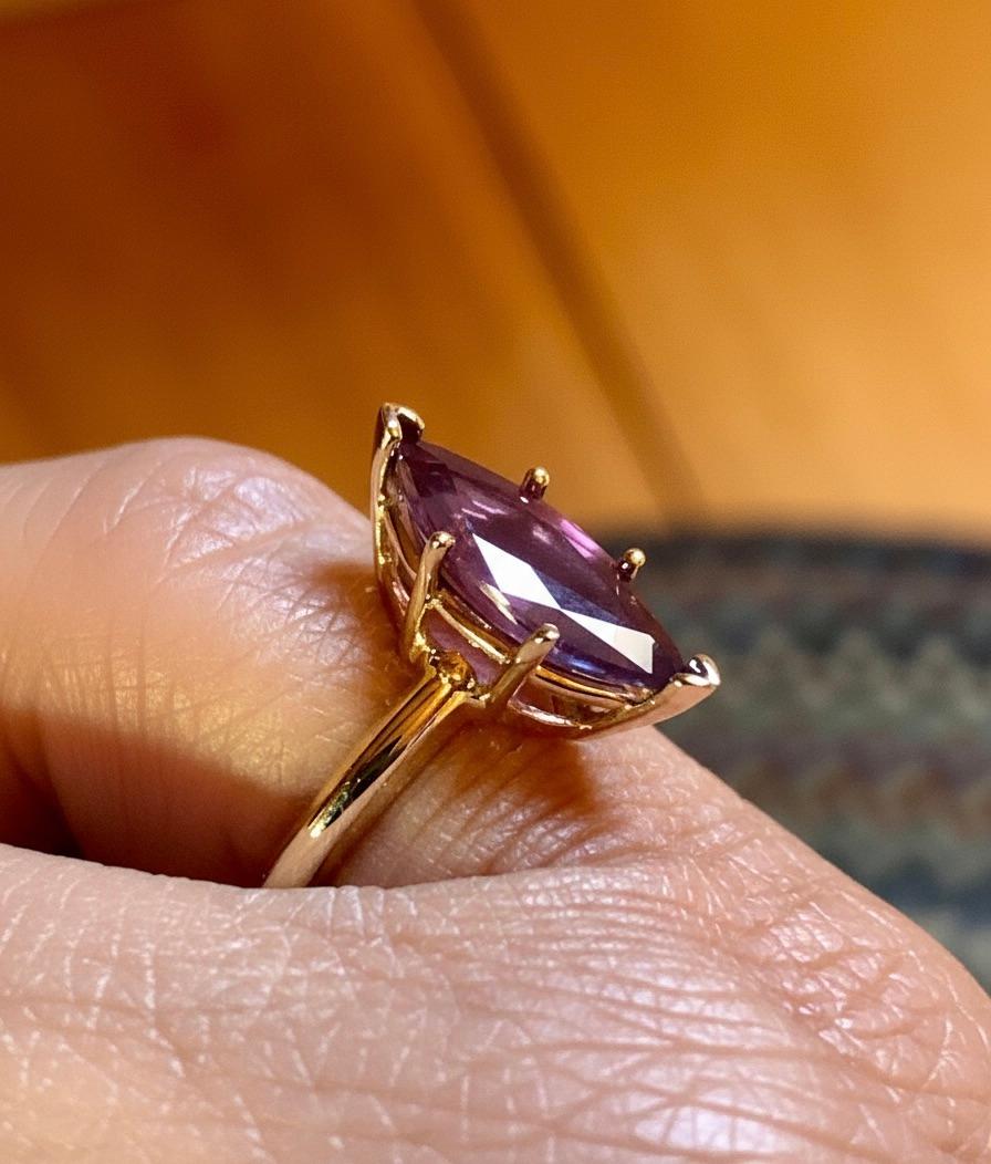 Contemporaneo Anello solitario marquise con spinello senza calore da 3,22 carati in oro giallo 14K in vendita
