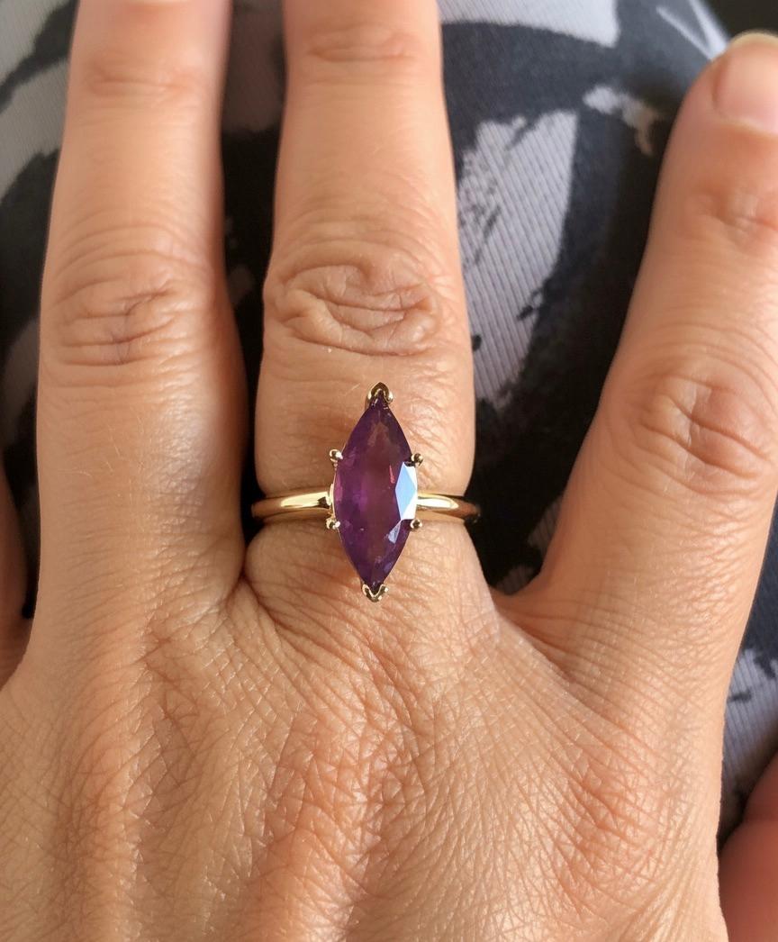 Anello solitario marquise con spinello senza calore da 3,22 carati in oro giallo 14K in vendita 3