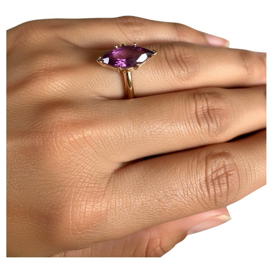 Anello solitario marquise con spinello senza calore da 3,22 carati in oro giallo 14K in vendita