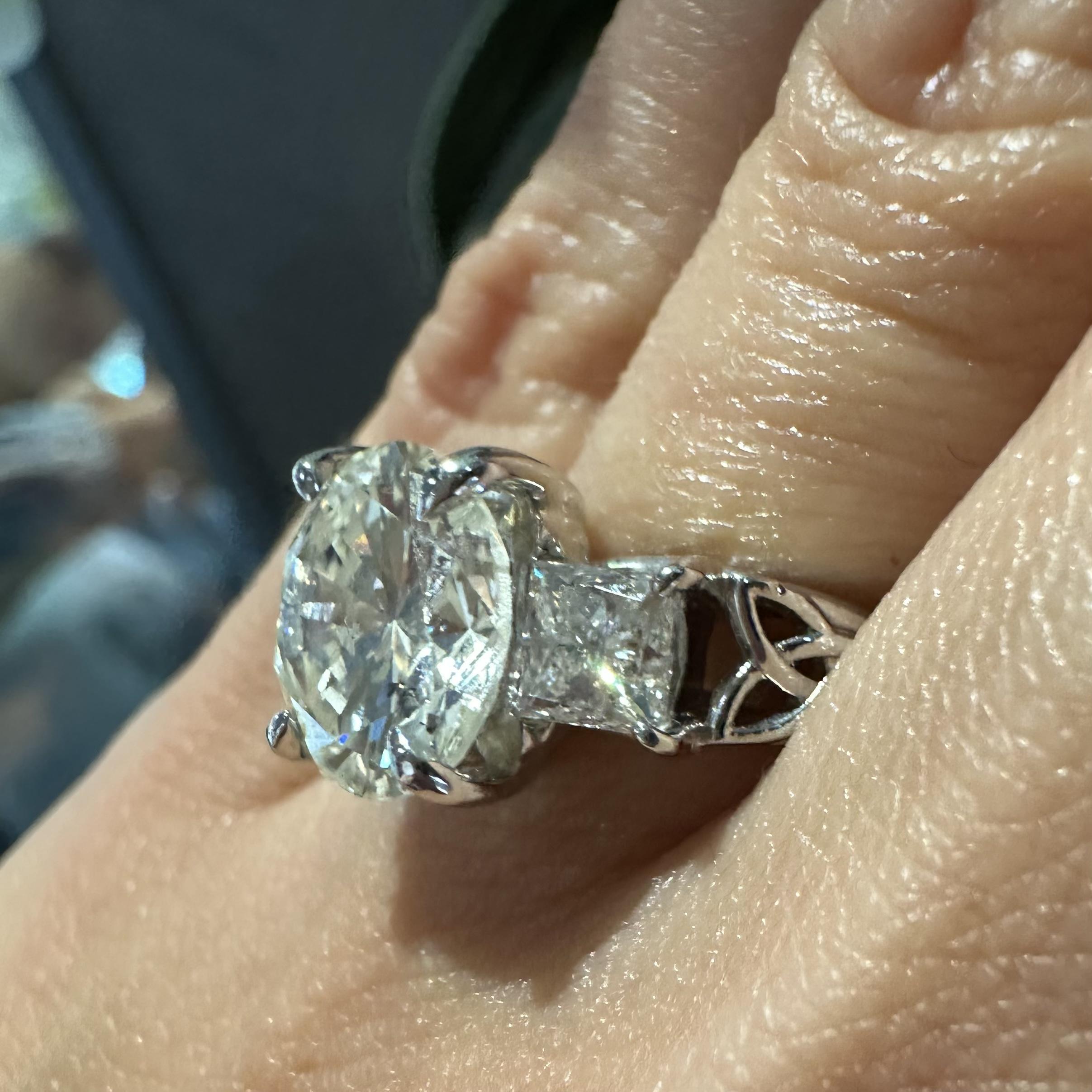 3.22 ct Diamond Engagement 3-Stone Ring in White Gold In Excellent Condition For Sale In Miami, FL