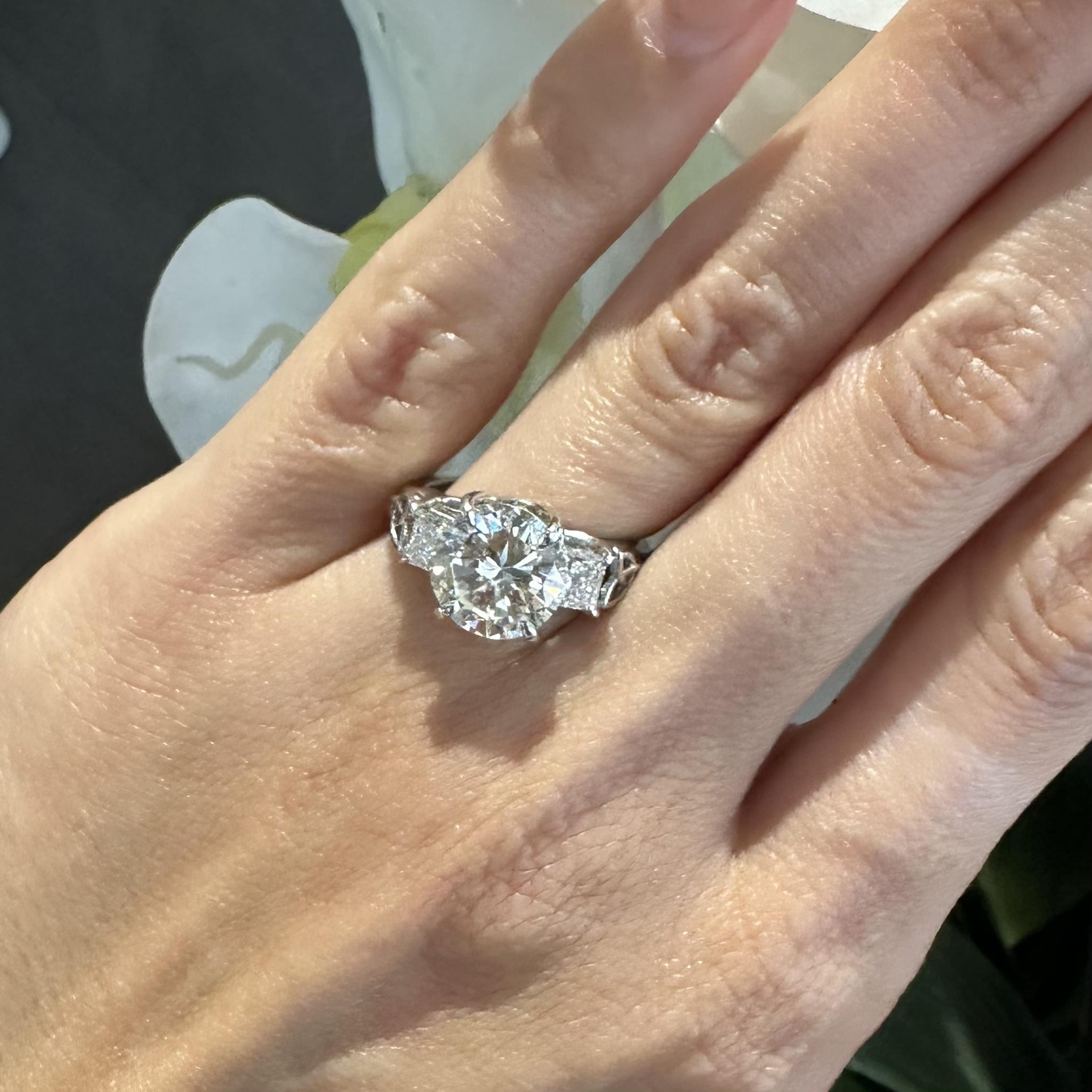 Women's or Men's 3.22 ct Diamond Engagement 3-Stone Ring in White Gold For Sale