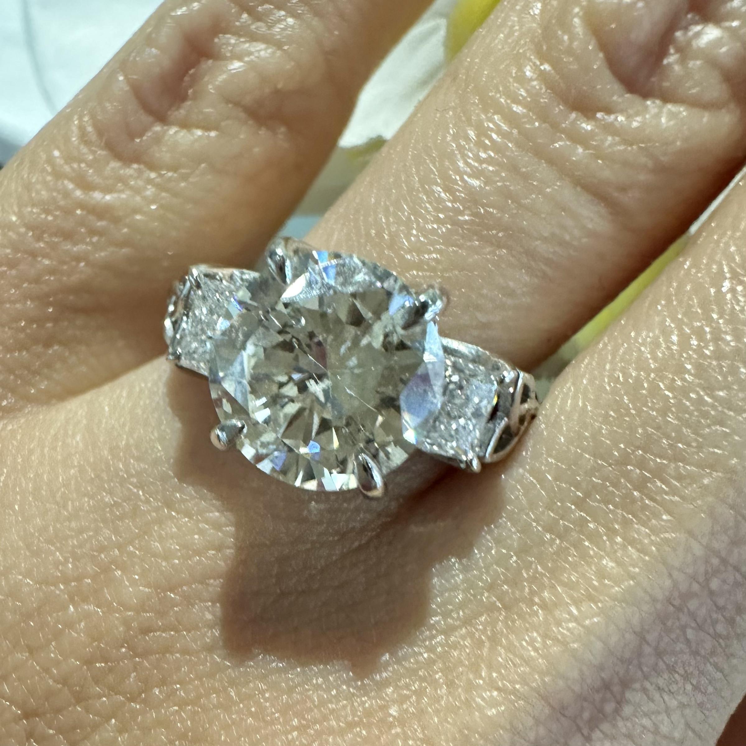 3.22 ct Diamond Engagement 3-Stone Ring in White Gold For Sale 1