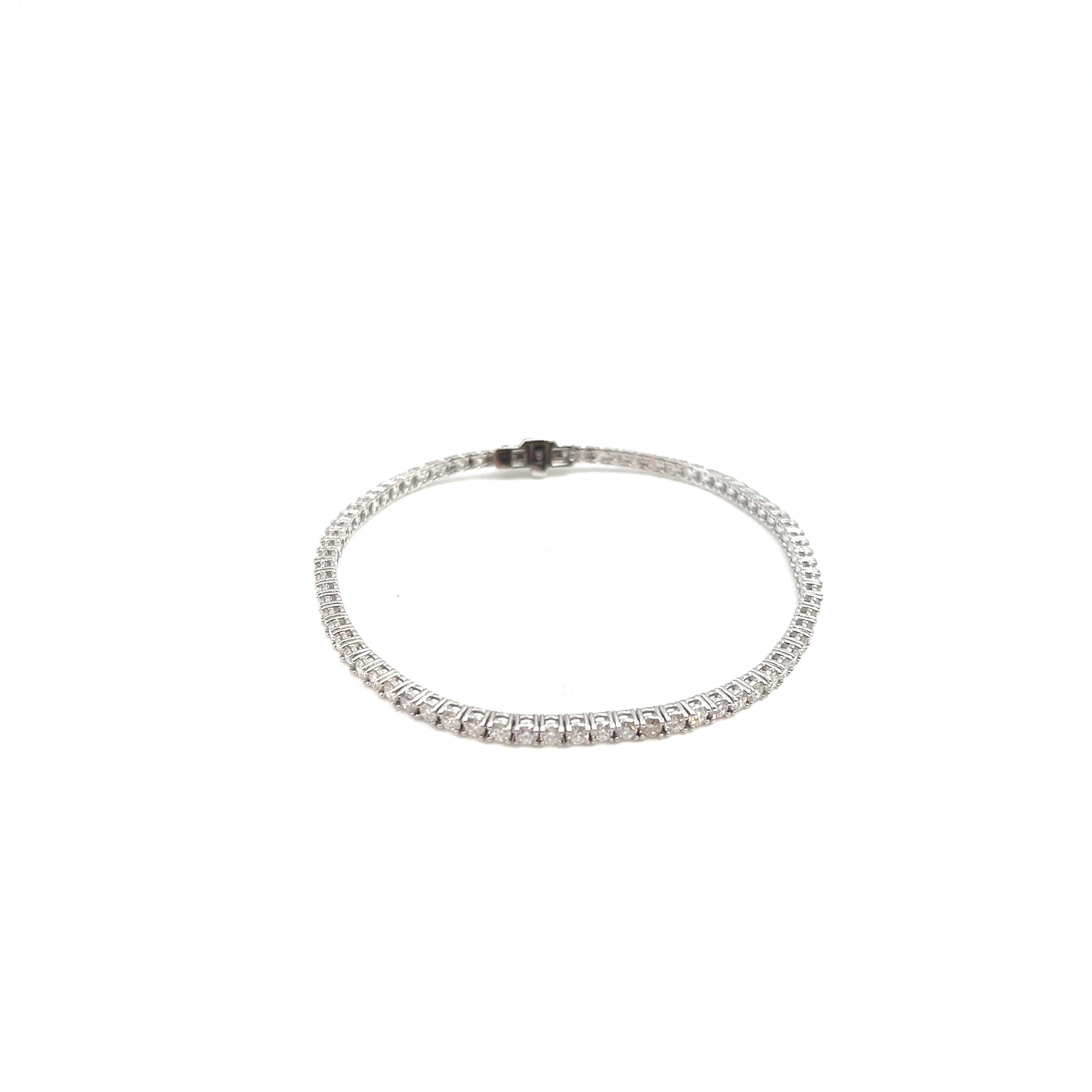 This beautiful diamond tennis bracelet features 75 round brilliants set in 14k white gold. The diamonds boast a color of G/H and SI1/SI2 in clarity. A stunning bracelet to add to any wardrobe.