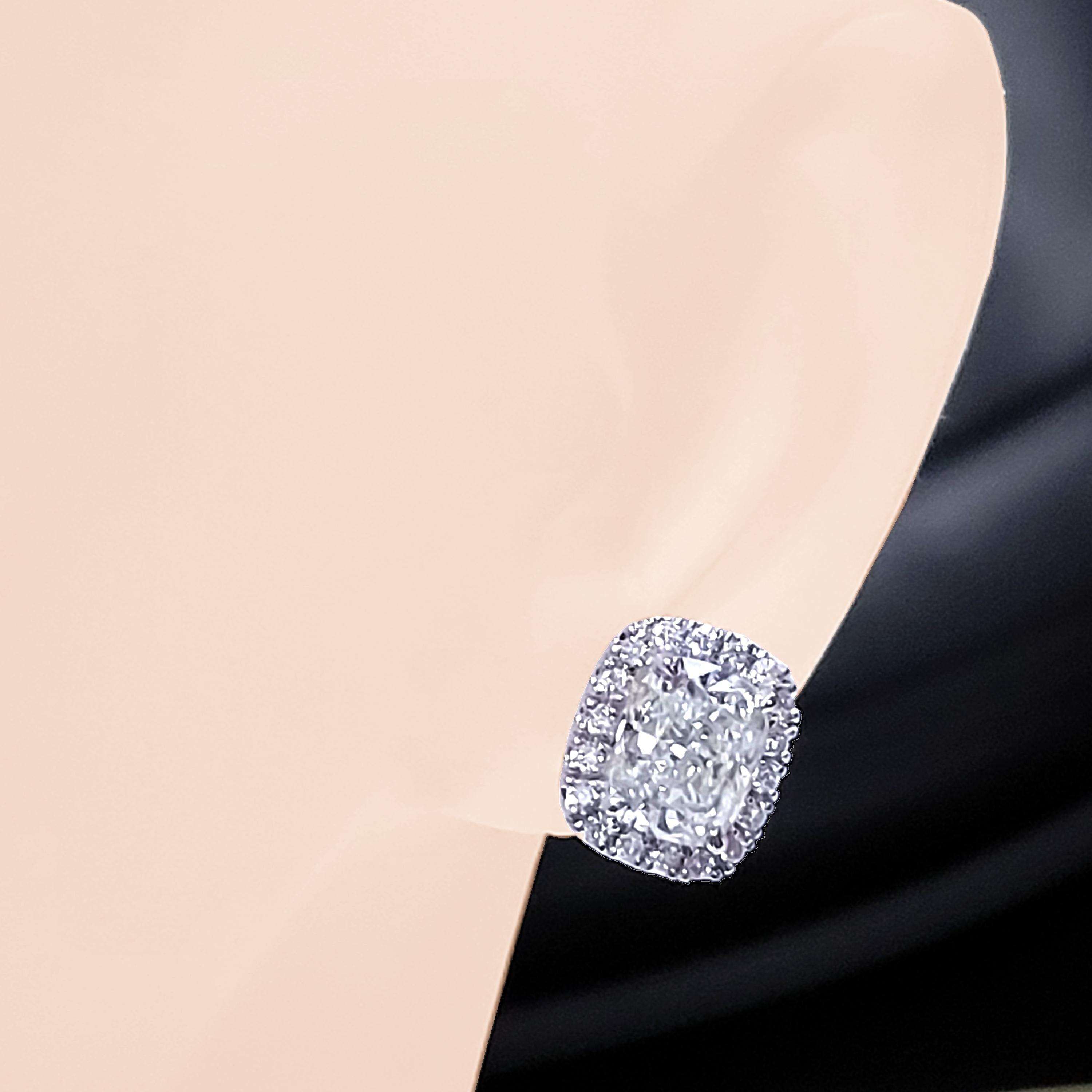 Cette magnifique paire de boucles d'oreilles en diamant est réalisée en or 14 carats avec une paire de diamants brillants modifiés en coussin d'un poids total de 2,94 ct au centre d'un halo pavé de 36 diamants brillants ronds de 1,2 mm (poids