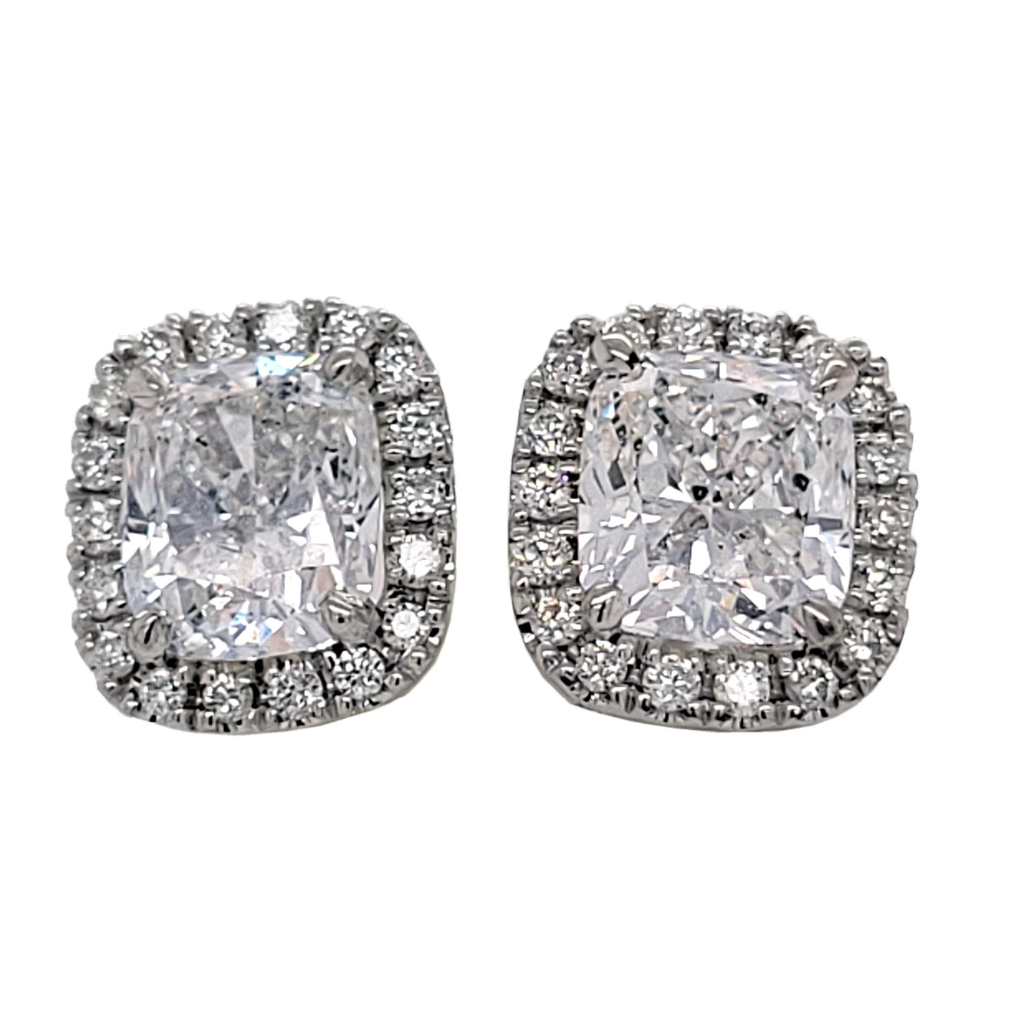Contemporain Clous d'oreilles en diamants 14 carats coussin certifiés EGL de 3,22 carats avec halo en vente
