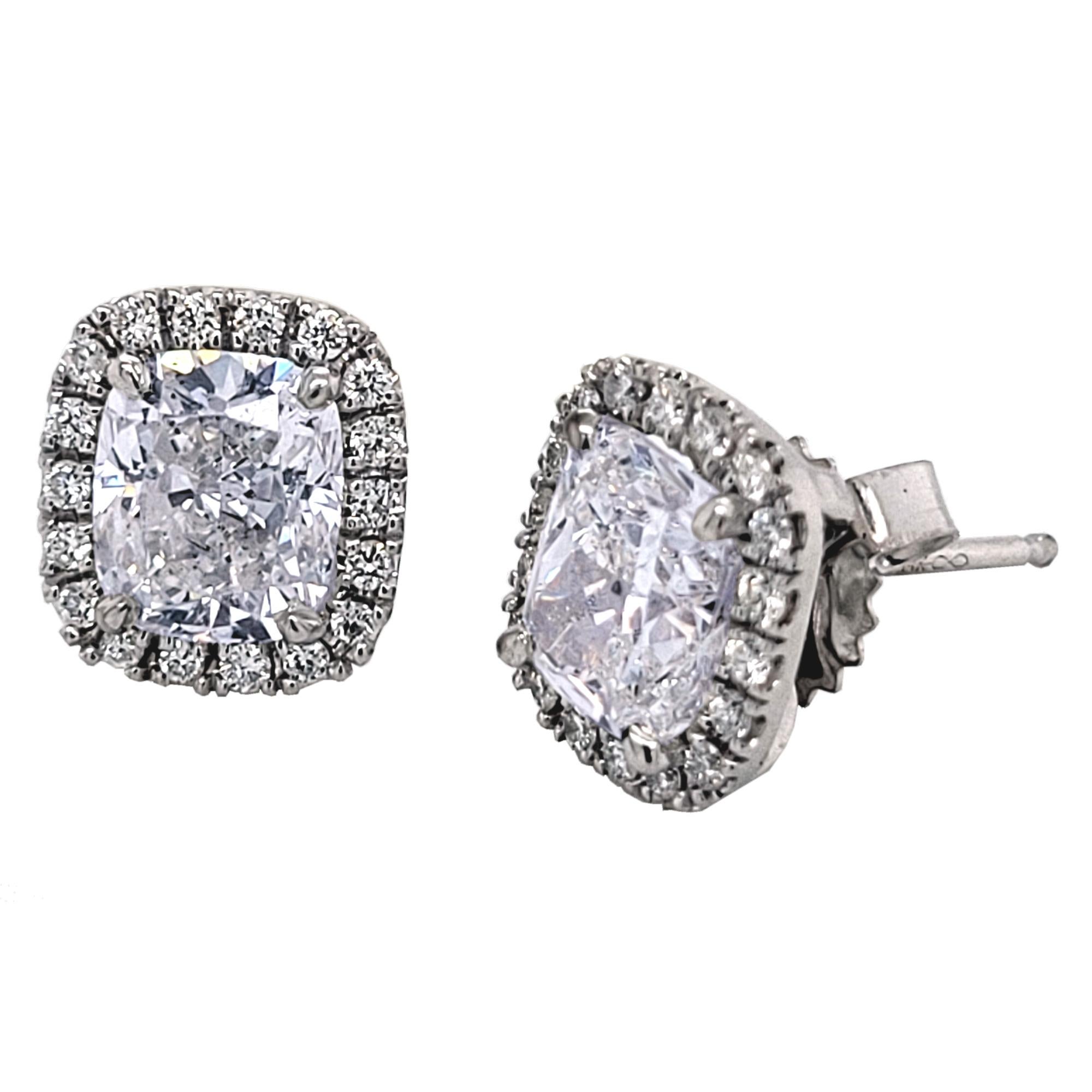 Taglio cuscino Orecchini a perno con diamanti 14K a cuscino certificati EGL da 3,22 carati con aureola in vendita
