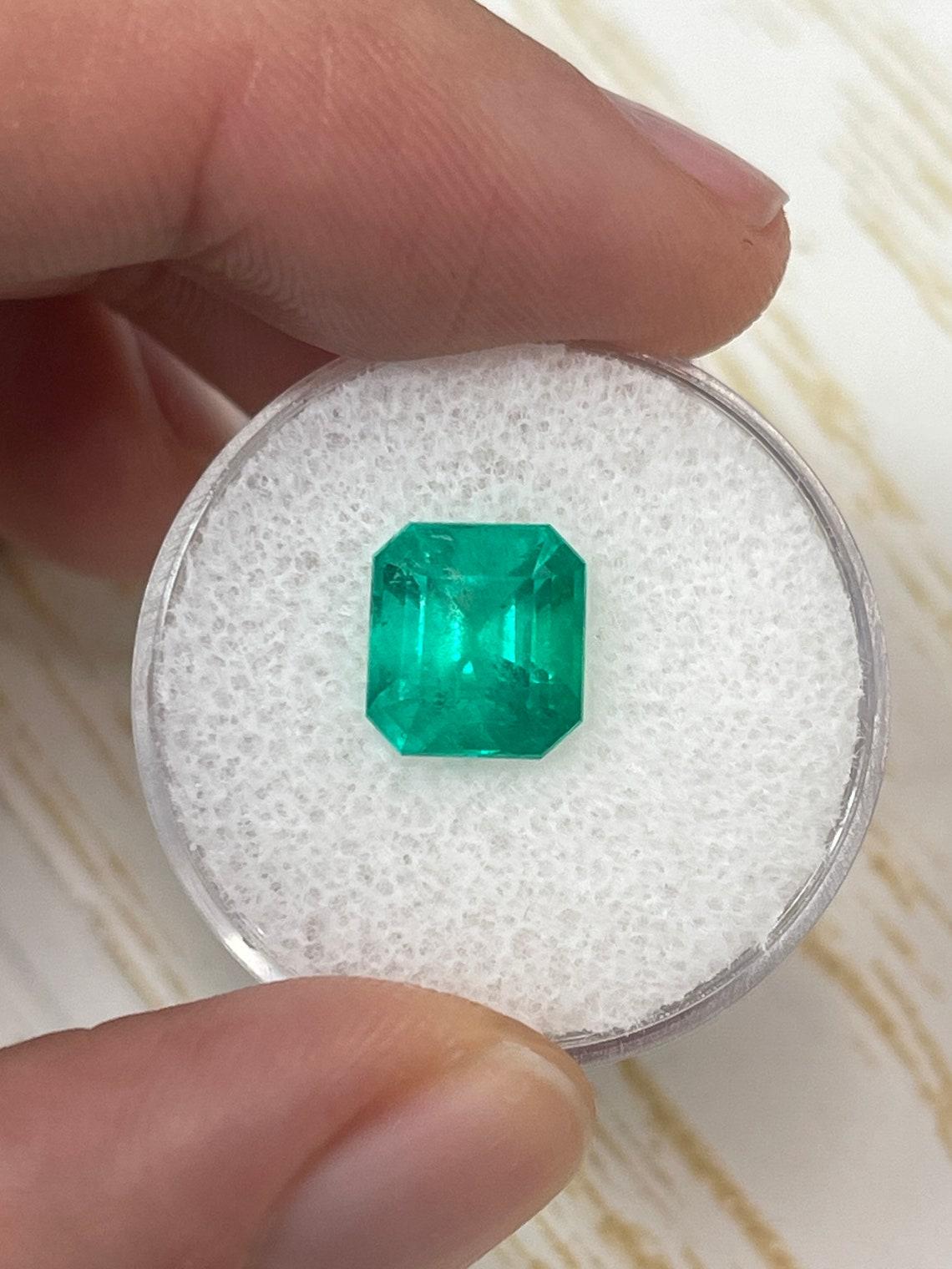 Stein: Smaragd
Gewicht: 3,22 Karat
Form: Smaragd-Schliff
Klarheit: Semi-Transparent
Lüster: Sehr gut
Farbe: Bläulich Grün
Abmessungen: 9,05 mm x 8,32 mm x 6,70 mm
Geografische Herkunft: Kolumbien
Behandlung: Natürlich, Ölen

Bemerkungen: Aufgrund