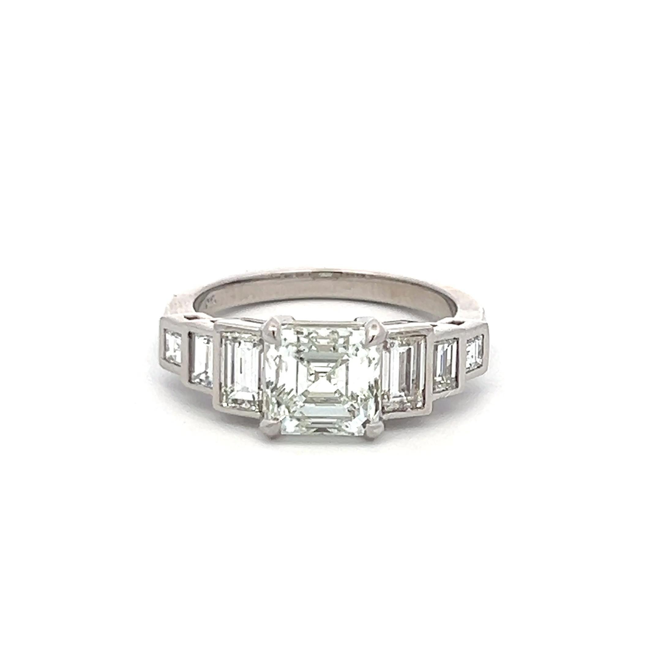 Anello di fidanzamento in platino con diamanti taglio Asscher e taglio Smeraldo da 3,23 carati In condizioni buone in vendita a New York, NY
