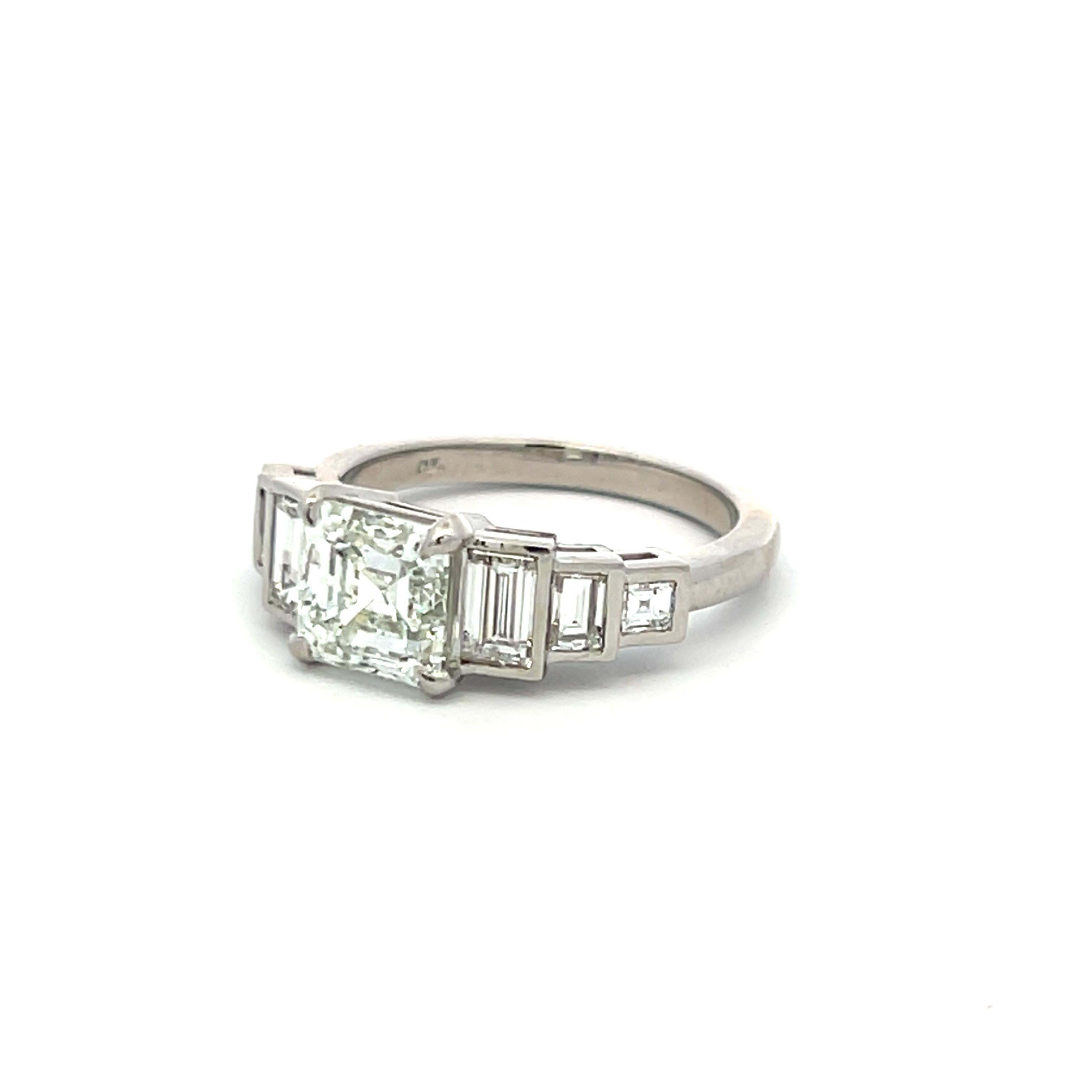Anello di fidanzamento in platino con diamanti taglio Asscher e taglio Smeraldo da 3,23 carati in vendita 1