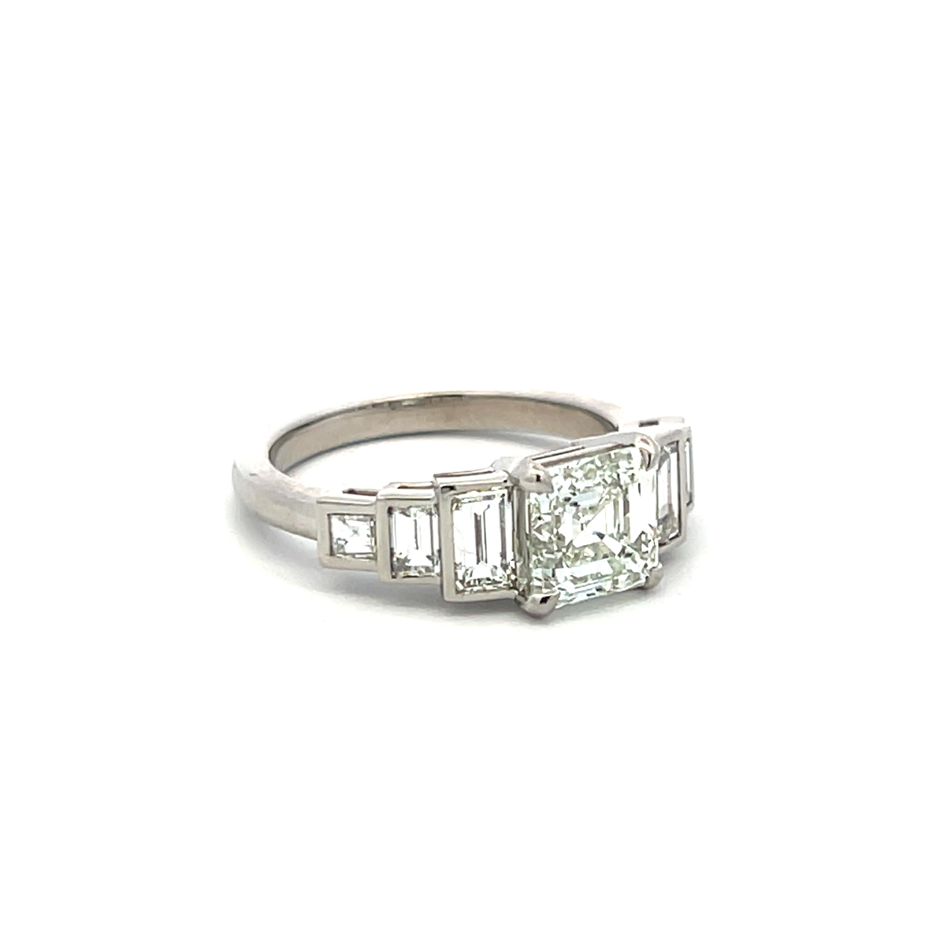 Anello di fidanzamento in platino con diamanti taglio Asscher e taglio Smeraldo da 3,23 carati in vendita 2